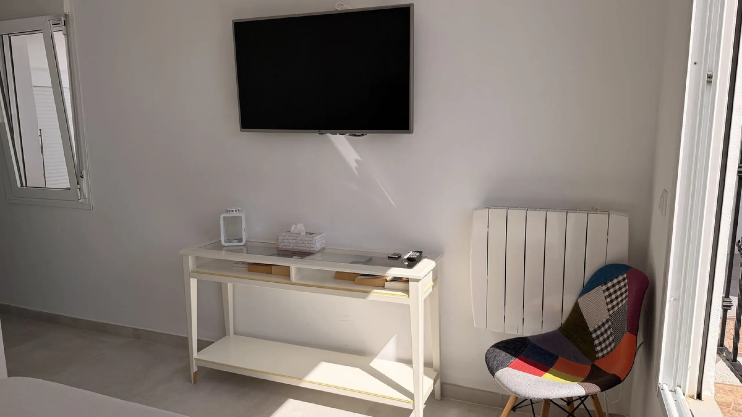 Charming townhouse with panoramic views over the Guadalhorce Valley. Located on the upper part of Alhaurín El Grande, this magnificent fully renovated village house will charm you with its quality finishes, brightness, and breathtaking views over the Guad