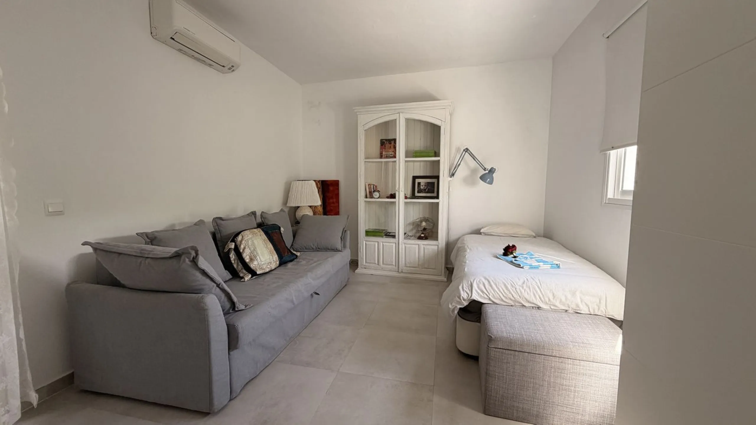 Charming townhouse with panoramic views over the Guadalhorce Valley. Located on the upper part of Alhaurín El Grande, this magnificent fully renovated village house will charm you with its quality finishes, brightness, and breathtaking views over the Guad