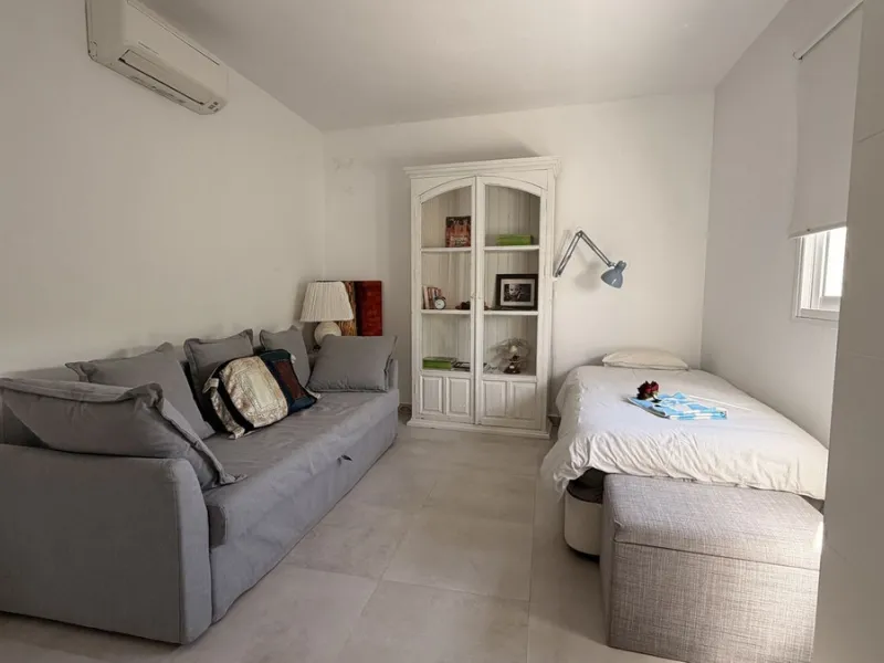 Charming townhouse with panoramic views over the Guadalhorce Valley. Located on the upper part of Alhaurín El Grande, this magnificent fully renovated village house will charm you with its quality finishes, brightness, and breathtaking views over the Guad