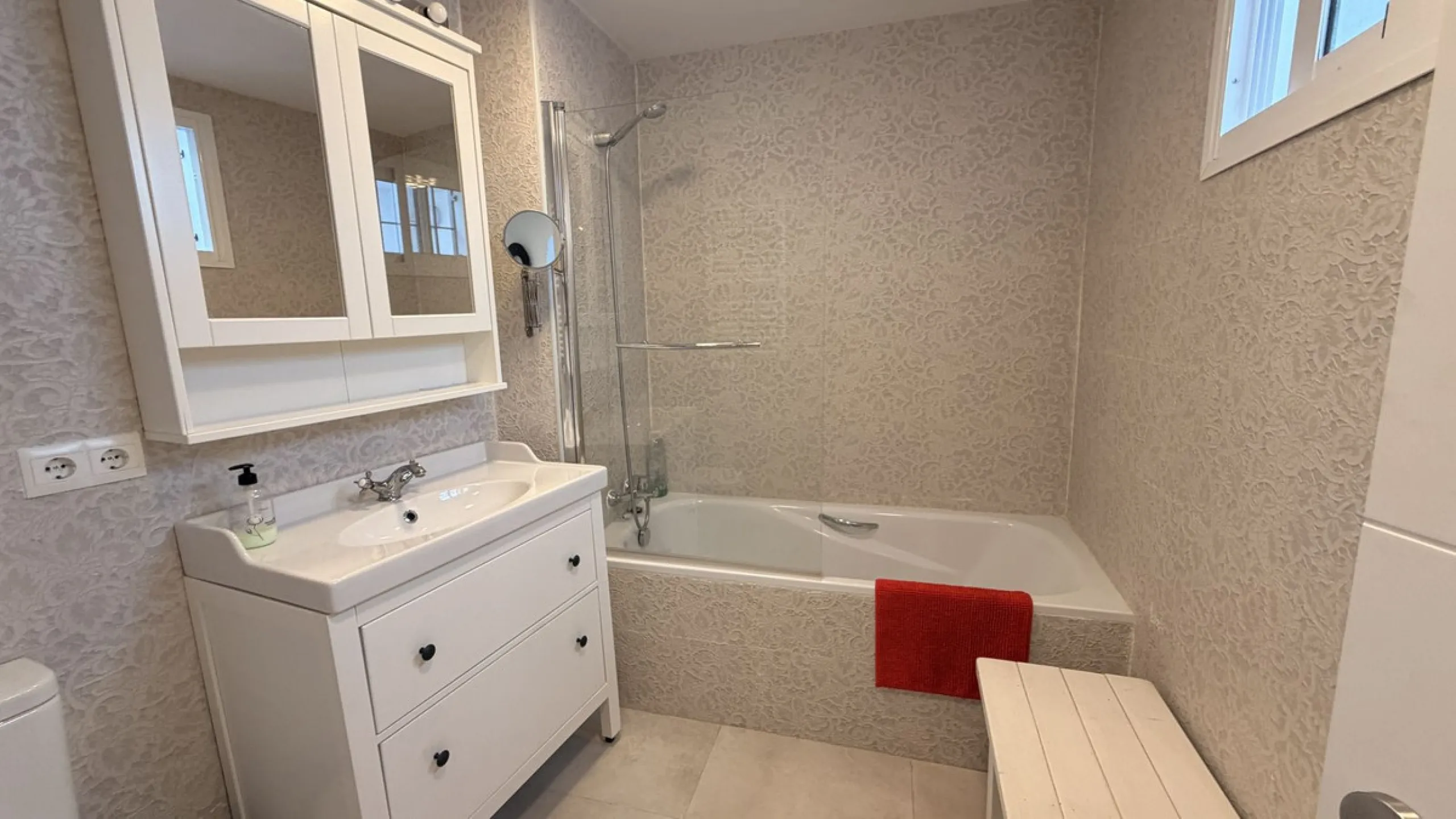 Charming townhouse with panoramic views over the Guadalhorce Valley. Located on the upper part of Alhaurín El Grande, this magnificent fully renovated village house will charm you with its quality finishes, brightness, and breathtaking views over the Guad