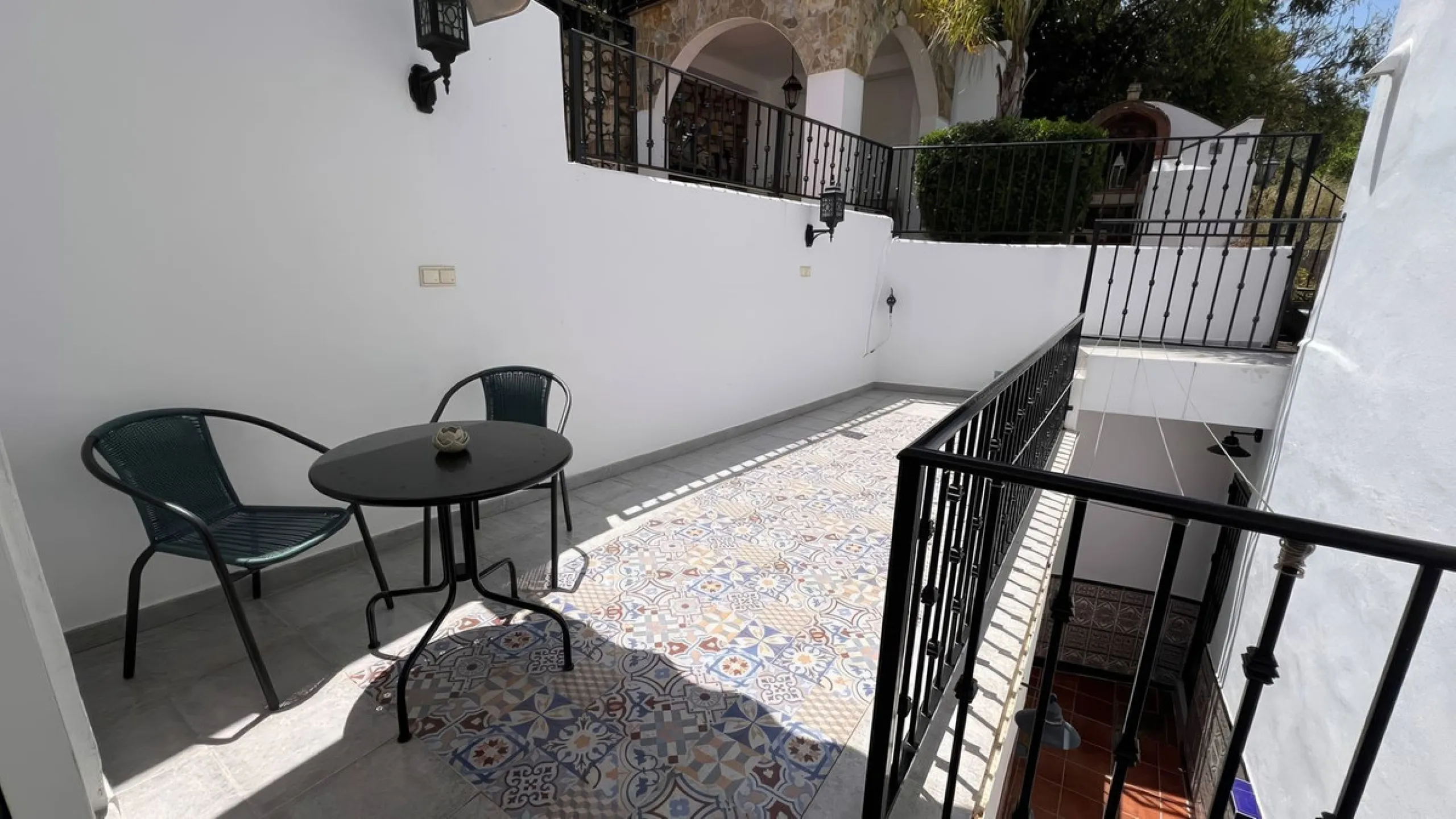 Charming townhouse with panoramic views over the Guadalhorce Valley. Located on the upper part of Alhaurín El Grande, this magnificent fully renovated village house will charm you with its quality finishes, brightness, and breathtaking views over the Guad