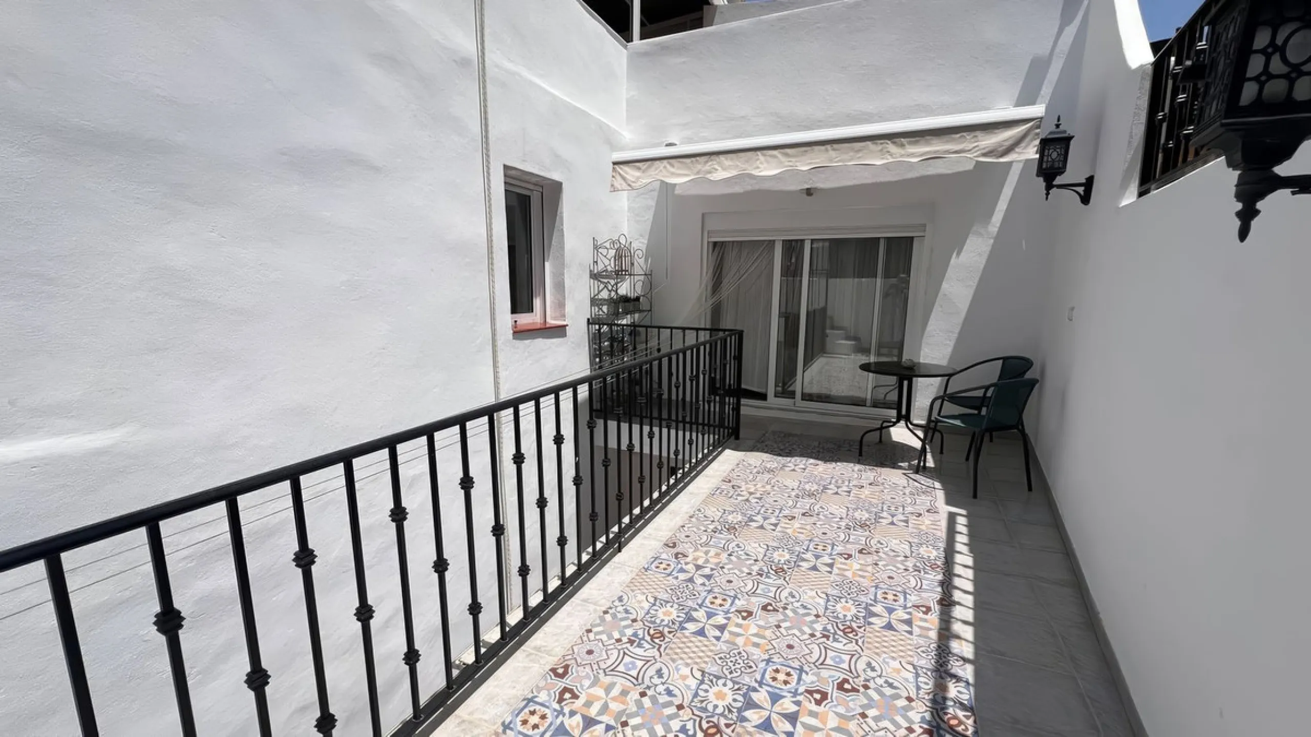 Charming townhouse with panoramic views over the Guadalhorce Valley. Located on the upper part of Alhaurín El Grande, this magnificent fully renovated village house will charm you with its quality finishes, brightness, and breathtaking views over the Guad
