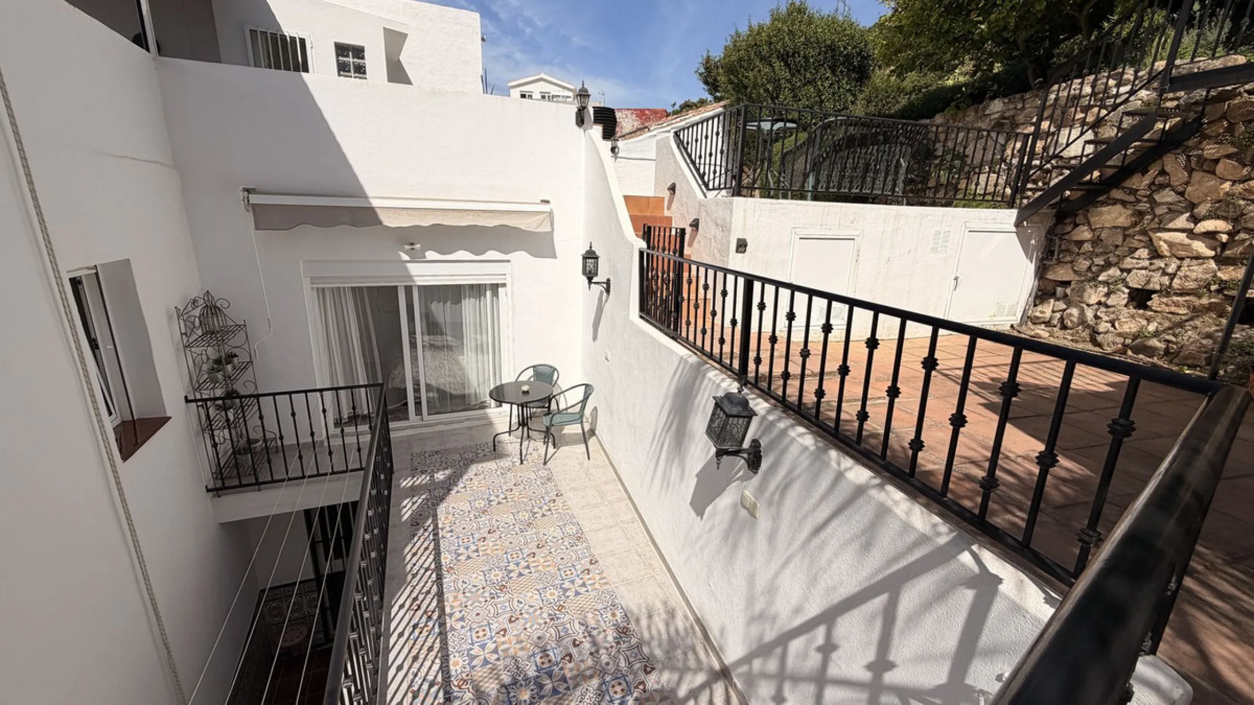 Charming townhouse with panoramic views over the Guadalhorce Valley. Located on the upper part of Alhaurín El Grande, this magnificent fully renovated village house will charm you with its quality finishes, brightness, and breathtaking views over the Guad