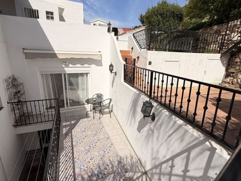Charming townhouse with panoramic views over the Guadalhorce Valley. Located on the upper part of Alhaurín El Grande, this magnificent fully renovated village house will charm you with its quality finishes, brightness, and breathtaking views over the Guad