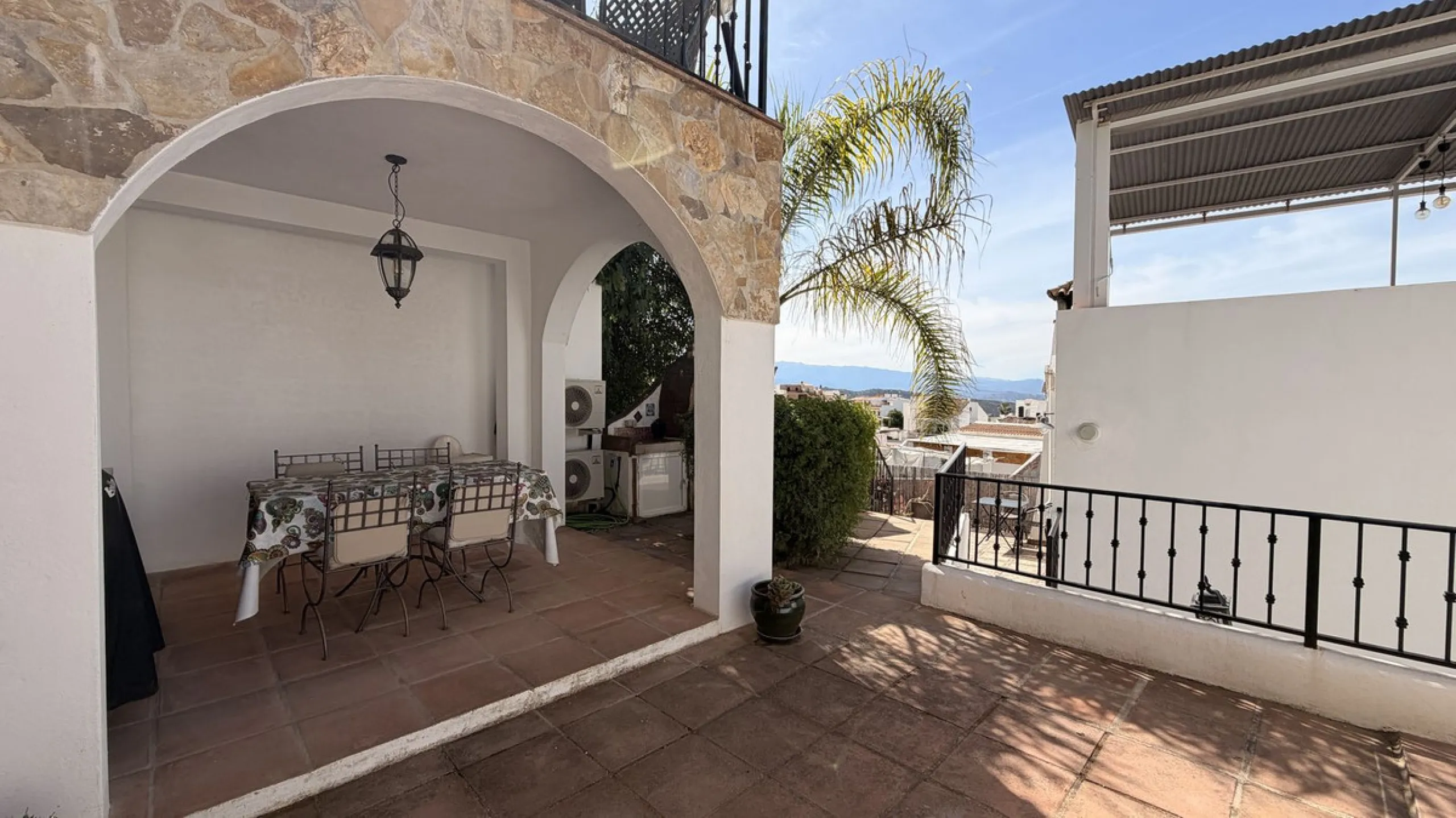 Charming townhouse with panoramic views over the Guadalhorce Valley. Located on the upper part of Alhaurín El Grande, this magnificent fully renovated village house will charm you with its quality finishes, brightness, and breathtaking views over the Guad