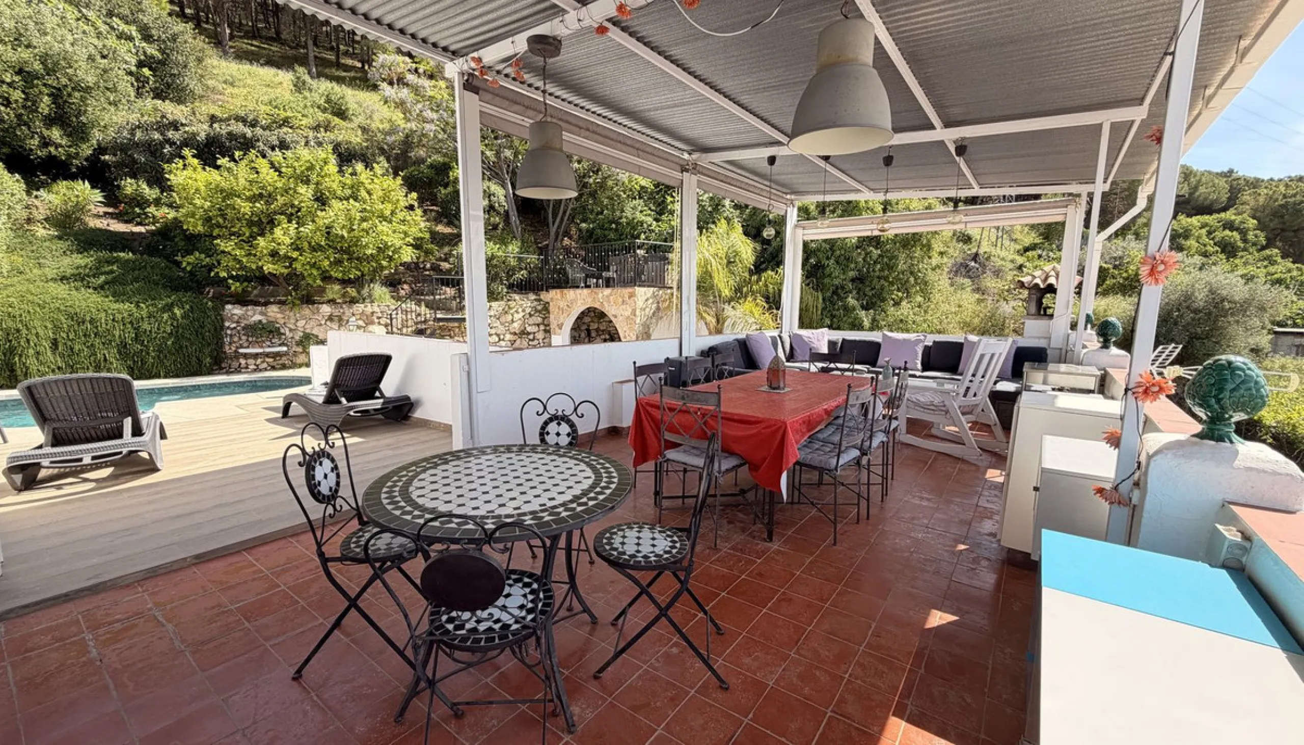 Charming townhouse with panoramic views over the Guadalhorce Valley. Located on the upper part of Alhaurín El Grande, this magnificent fully renovated village house will charm you with its quality finishes, brightness, and breathtaking views over the Guad