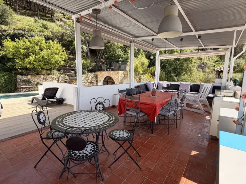 Charming townhouse with panoramic views over the Guadalhorce Valley. Located on the upper part of Alhaurín El Grande, this magnificent fully renovated village house will charm you with its quality finishes, brightness, and breathtaking views over the Guad