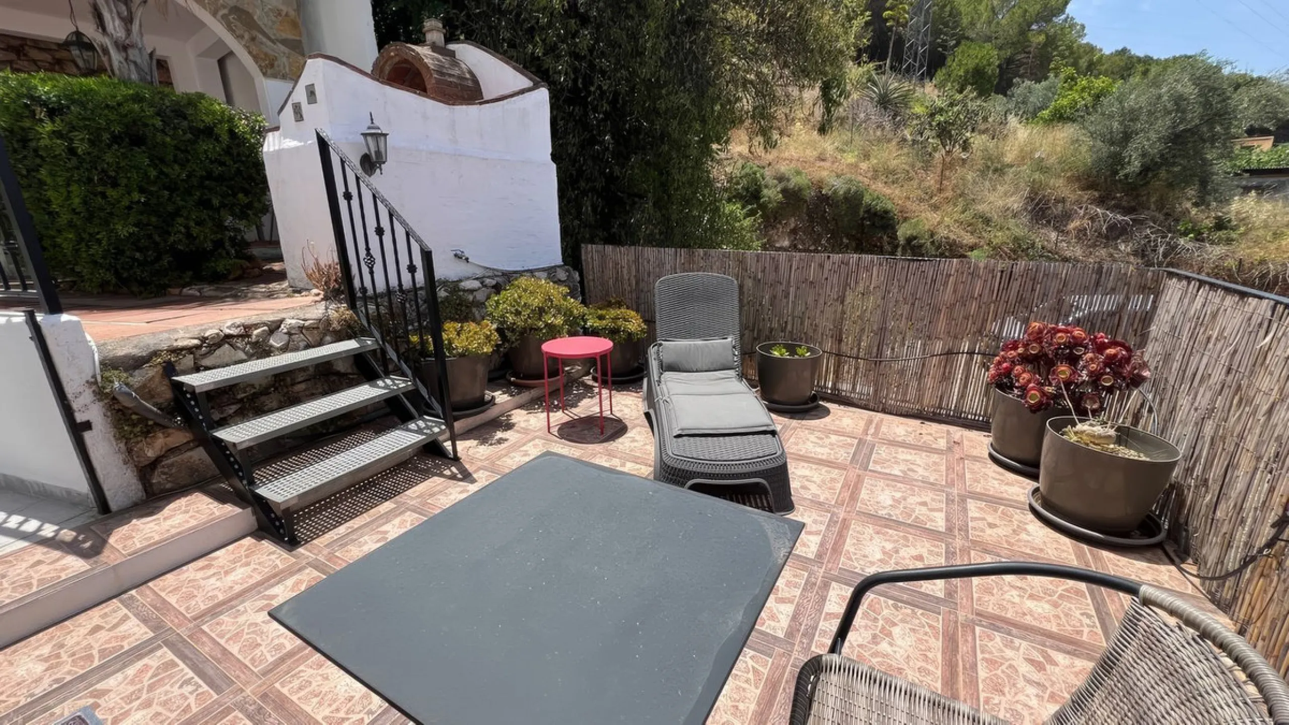 Charming townhouse with panoramic views over the Guadalhorce Valley. Located on the upper part of Alhaurín El Grande, this magnificent fully renovated village house will charm you with its quality finishes, brightness, and breathtaking views over the Guad