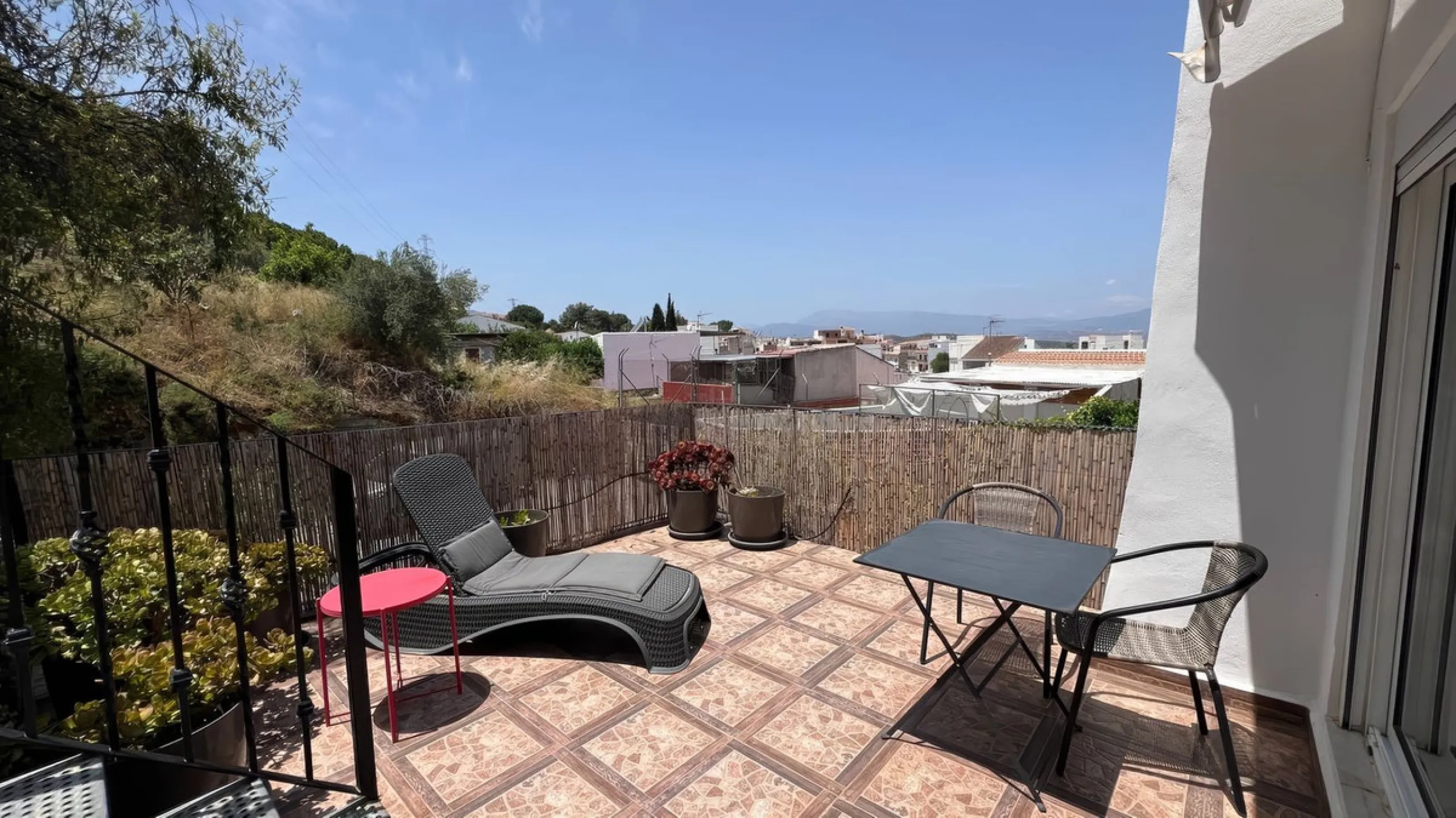 Charming townhouse with panoramic views over the Guadalhorce Valley. Located on the upper part of Alhaurín El Grande, this magnificent fully renovated village house will charm you with its quality finishes, brightness, and breathtaking views over the Guad