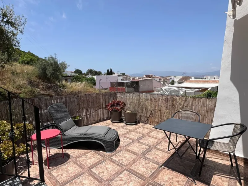 Charming townhouse with panoramic views over the Guadalhorce Valley. Located on the upper part of Alhaurín El Grande, this magnificent fully renovated village house will charm you with its quality finishes, brightness, and breathtaking views over the Guad