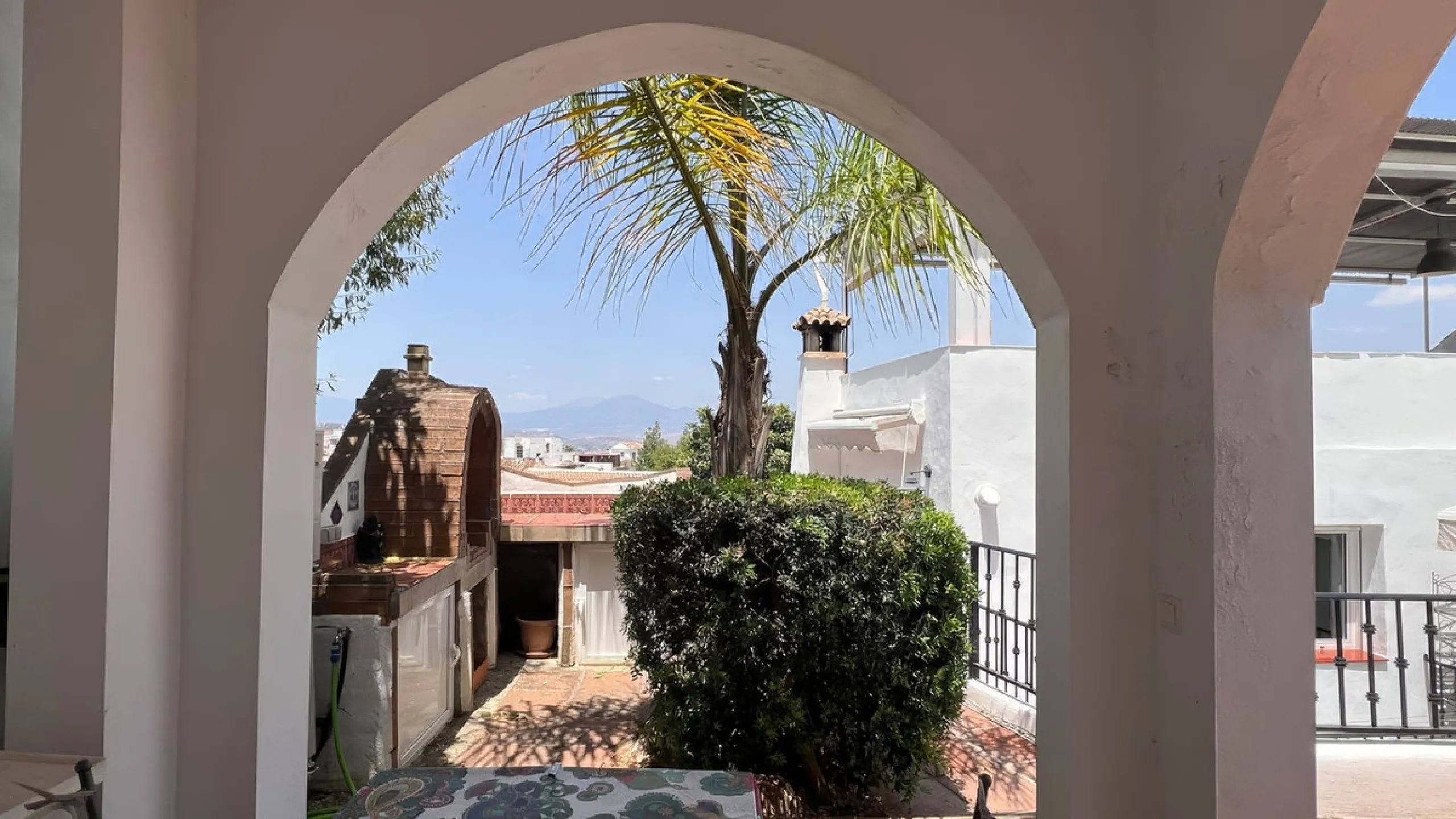 Charming townhouse with panoramic views over the Guadalhorce Valley. Located on the upper part of Alhaurín El Grande, this magnificent fully renovated village house will charm you with its quality finishes, brightness, and breathtaking views over the Guad