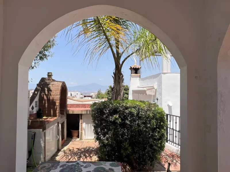 Charming townhouse with panoramic views over the Guadalhorce Valley. Located on the upper part of Alhaurín El Grande, this magnificent fully renovated village house will charm you with its quality finishes, brightness, and breathtaking views over the Guad