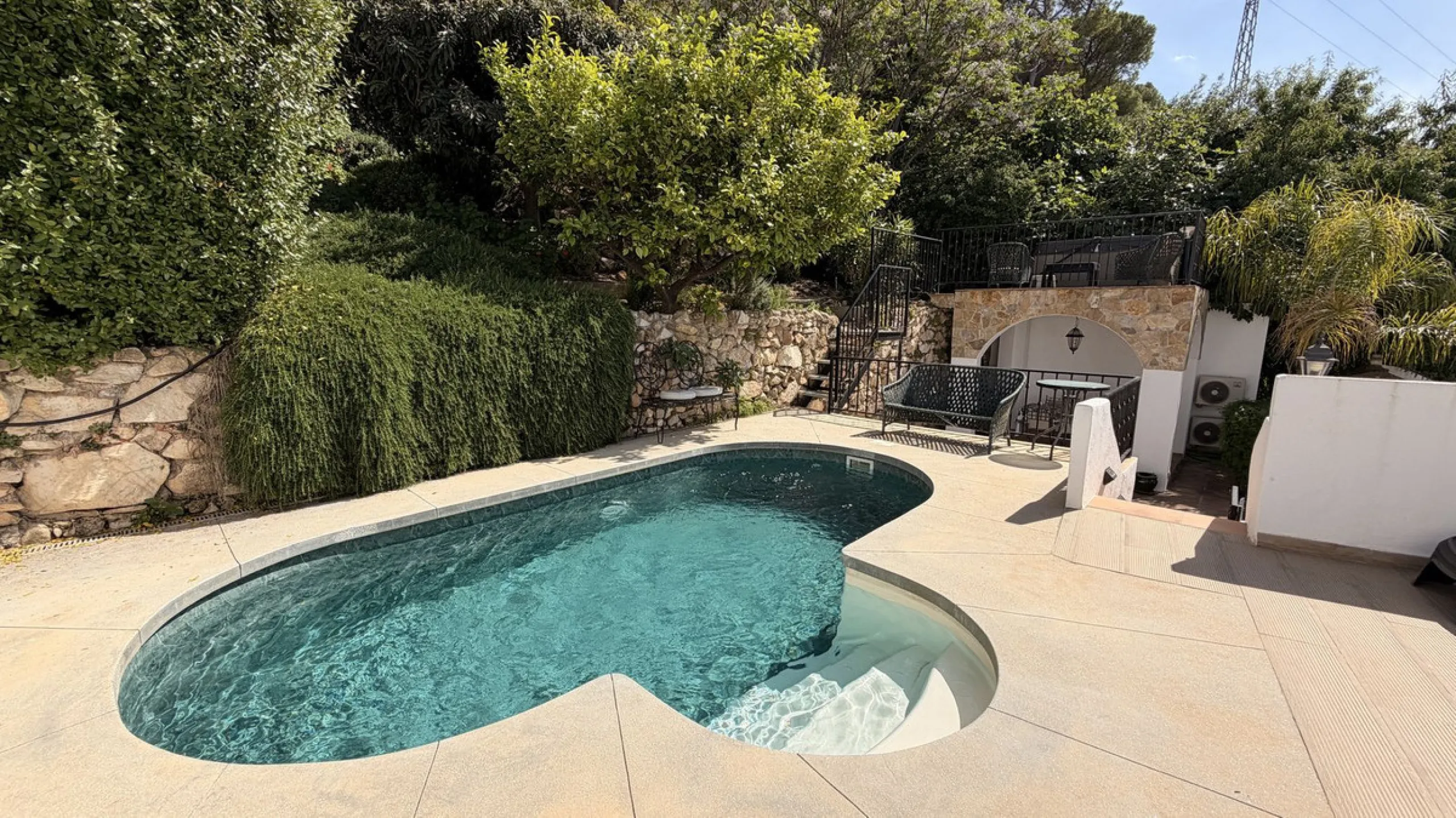 Charming townhouse with panoramic views over the Guadalhorce Valley. Located on the upper part of Alhaurín El Grande, this magnificent fully renovated village house will charm you with its quality finishes, brightness, and breathtaking views over the Guad