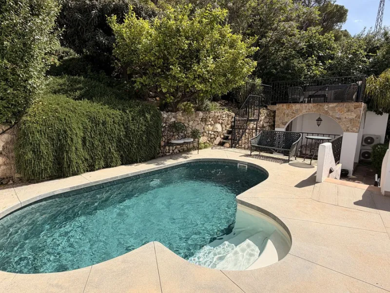 Charming townhouse with panoramic views over the Guadalhorce Valley. Located on the upper part of Alhaurín El Grande, this magnificent fully renovated village house will charm you with its quality finishes, brightness, and breathtaking views over the Guad