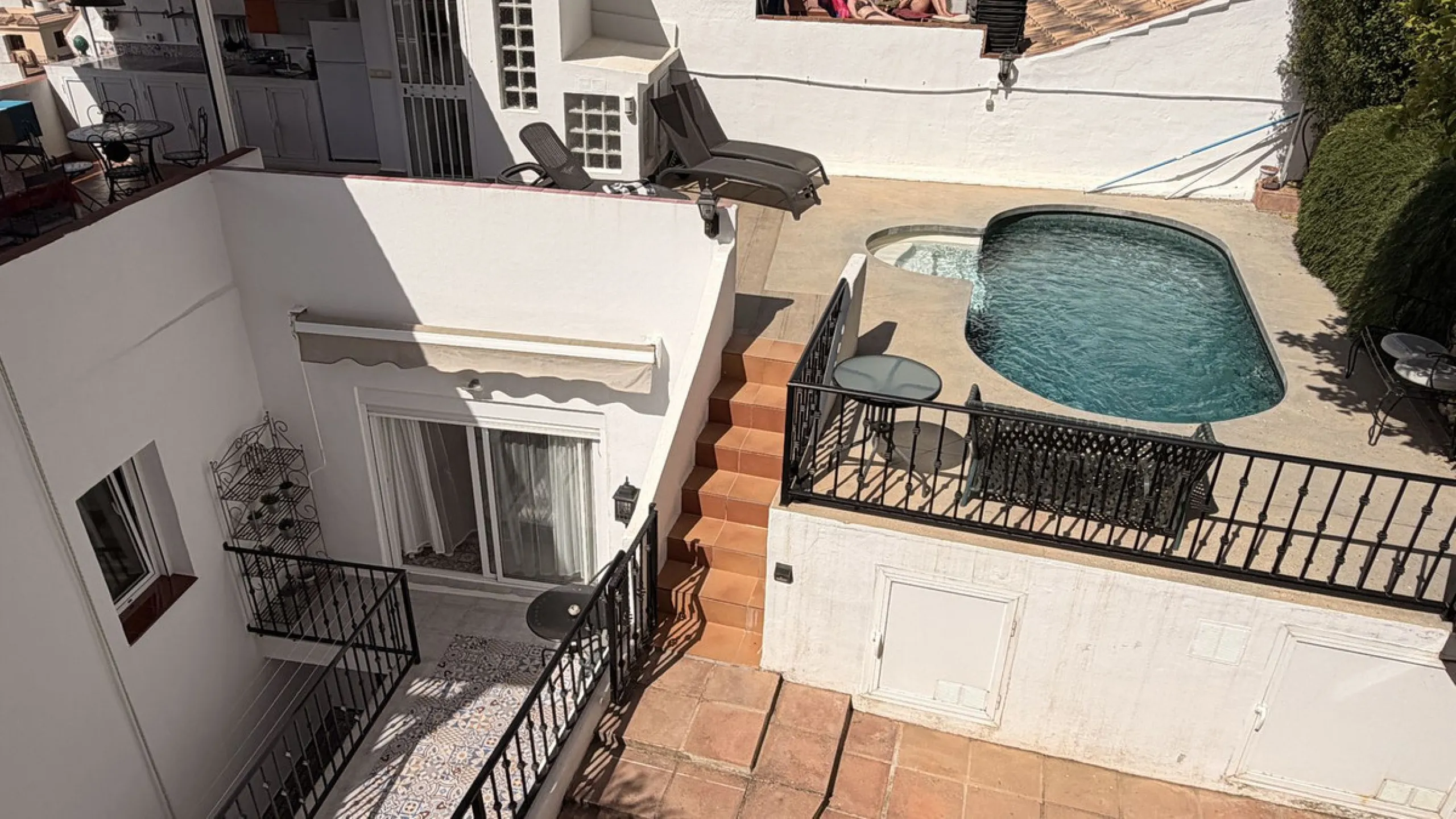 Charming townhouse with panoramic views over the Guadalhorce Valley. Located on the upper part of Alhaurín El Grande, this magnificent fully renovated village house will charm you with its quality finishes, brightness, and breathtaking views over the Guad