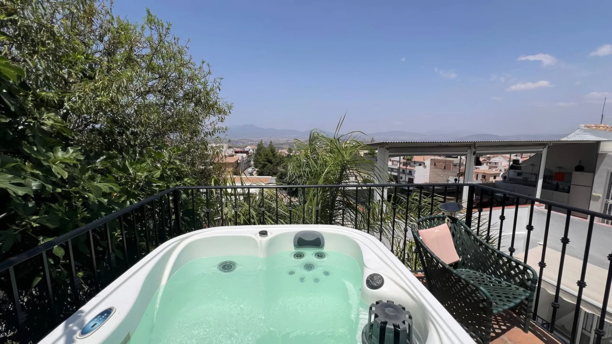 Charming townhouse with panoramic views over the Guadalhorce Valley. Located on the upper part of Alhaurín El Grande, this magnificent fully renovated village house will charm you with its quality finishes, brightness, and breathtaking views over the Guad