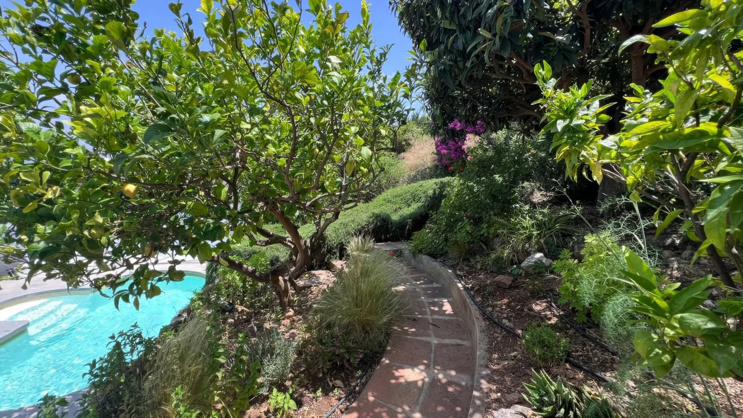 Charming townhouse with panoramic views over the Guadalhorce Valley. Located on the upper part of Alhaurín El Grande, this magnificent fully renovated village house will charm you with its quality finishes, brightness, and breathtaking views over the Guad