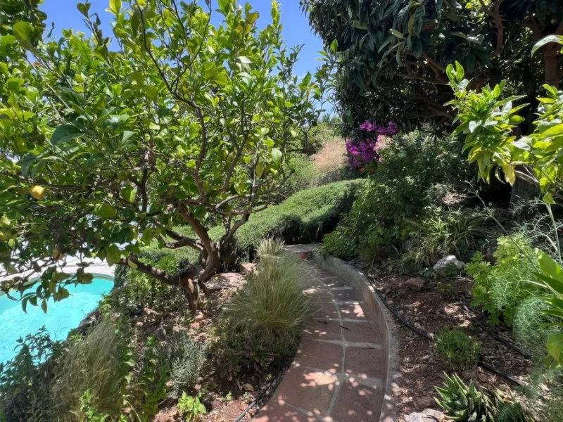 Charming townhouse with panoramic views over the Guadalhorce Valley. Located on the upper part of Alhaurín El Grande, this magnificent fully renovated village house will charm you with its quality finishes, brightness, and breathtaking views over the Guad