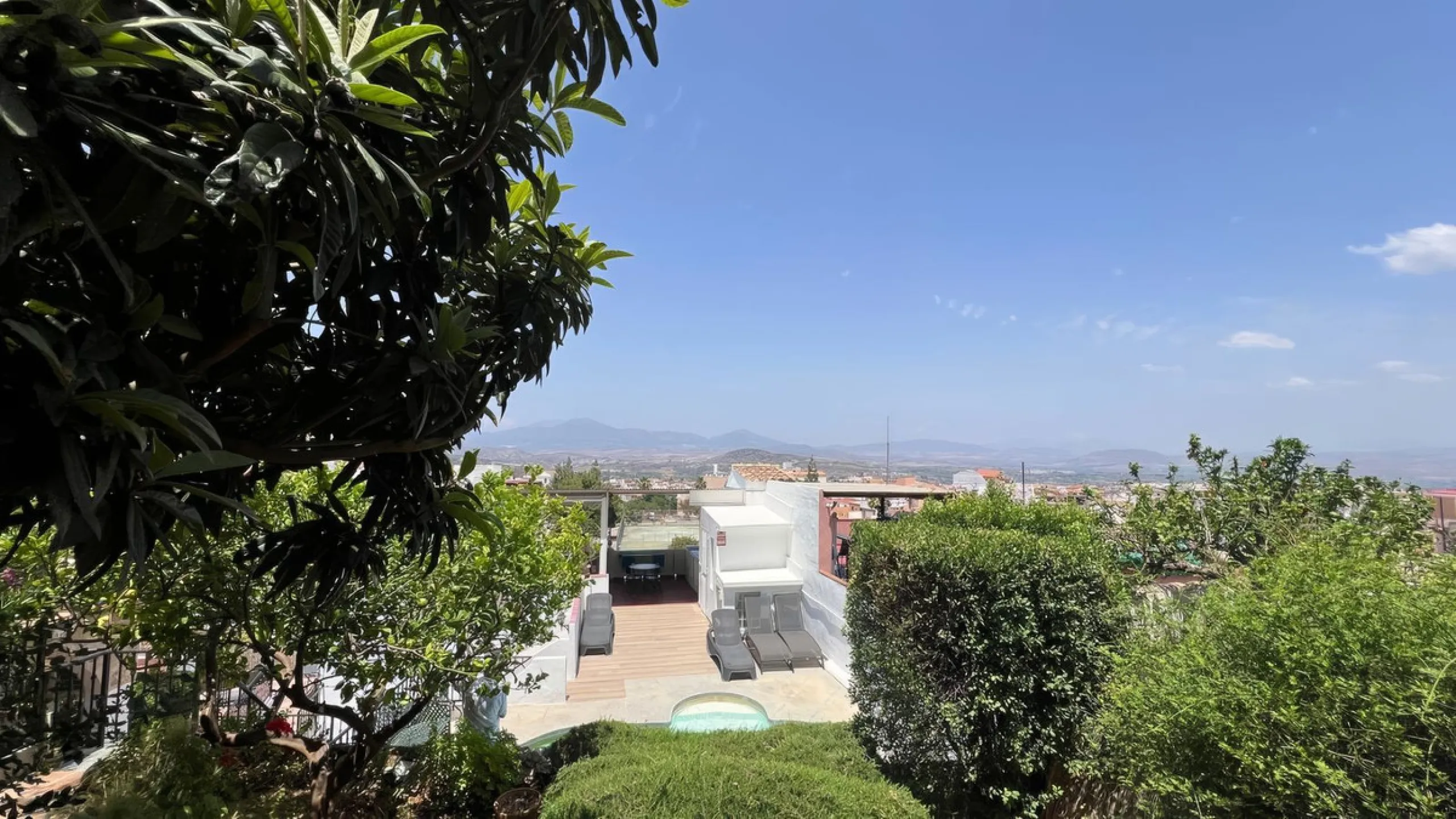 Charming townhouse with panoramic views over the Guadalhorce Valley. Located on the upper part of Alhaurín El Grande, this magnificent fully renovated village house will charm you with its quality finishes, brightness, and breathtaking views over the Guad
