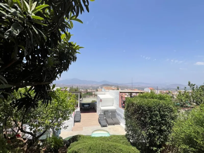 Charming townhouse with panoramic views over the Guadalhorce Valley. Located on the upper part of Alhaurín El Grande, this magnificent fully renovated village house will charm you with its quality finishes, brightness, and breathtaking views over the Guad