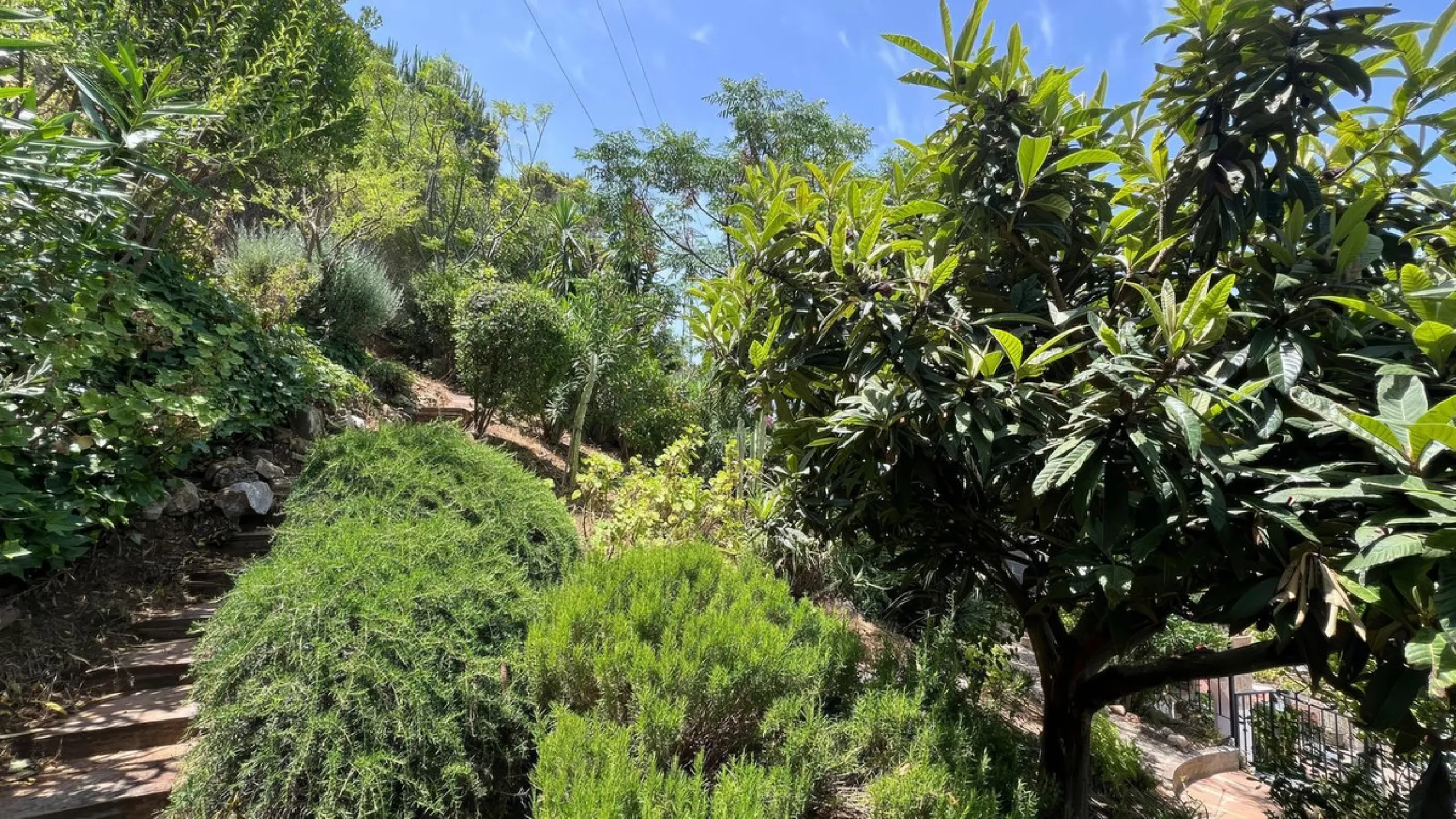 Charming townhouse with panoramic views over the Guadalhorce Valley. Located on the upper part of Alhaurín El Grande, this magnificent fully renovated village house will charm you with its quality finishes, brightness, and breathtaking views over the Guad