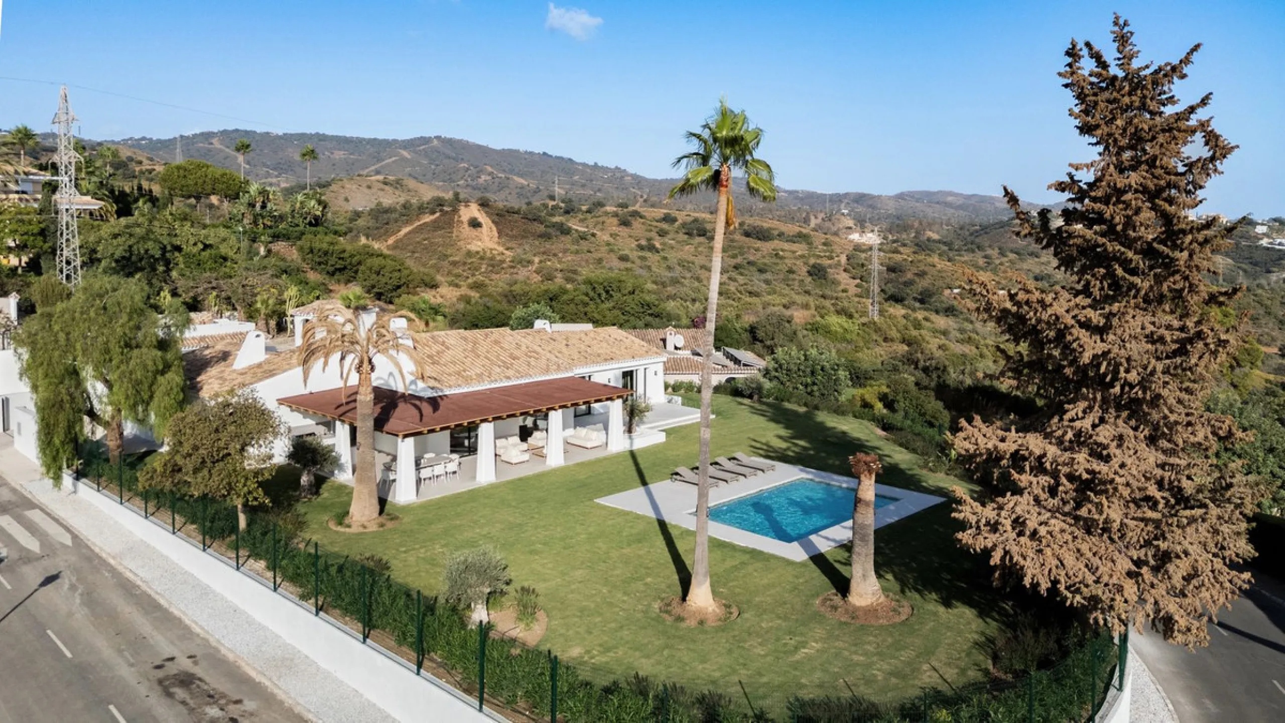 House - Detached Villa в продаже в Marbella, Málaga. В доме 5 спален и 4 ванных комнат. Площадь дома 316 м². Площадь участка 2077 м²