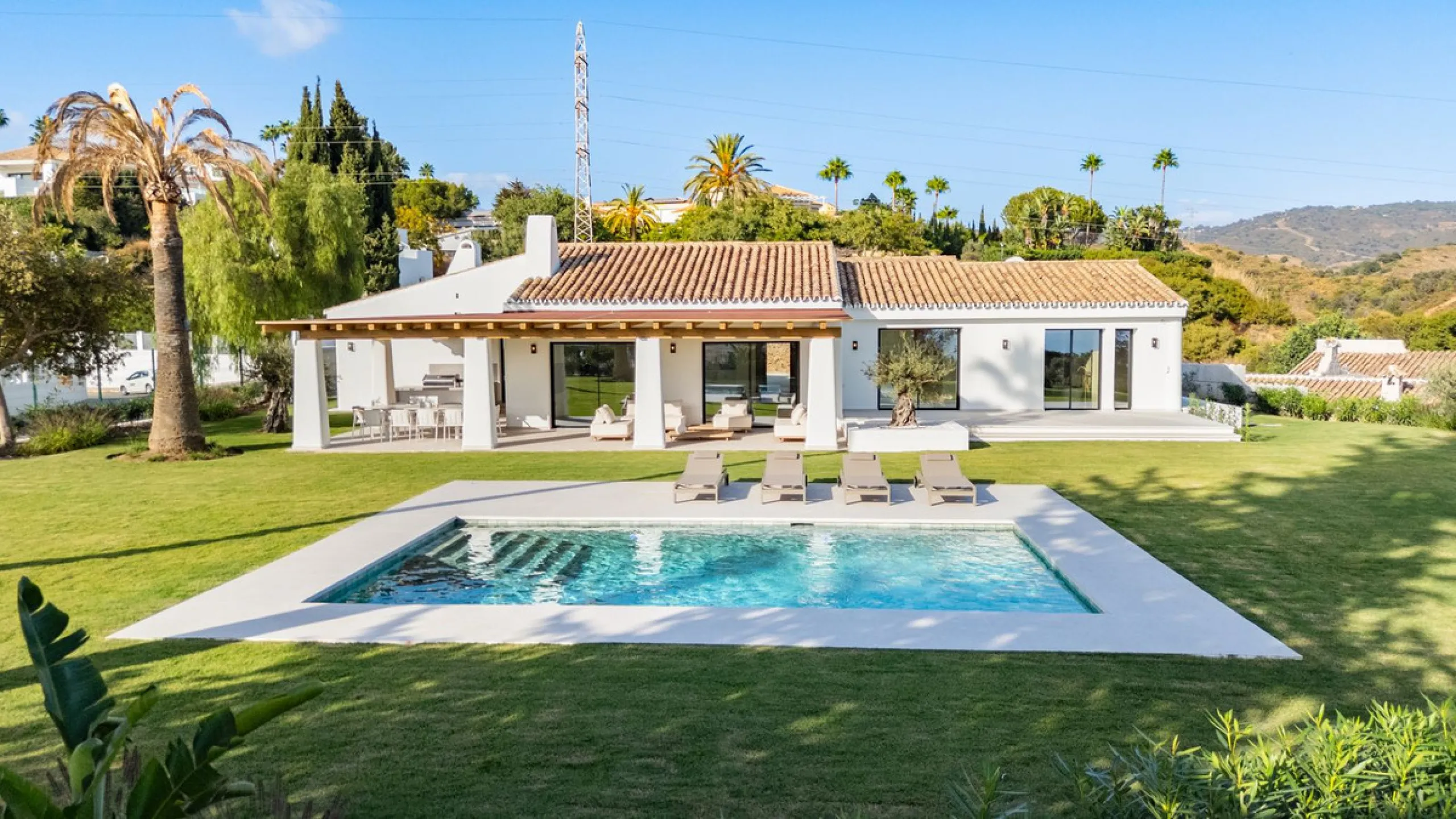 House - Detached Villa в продаже в Marbella, Málaga. В доме 5 спален и 4 ванных комнат. Площадь дома 316 м². Площадь участка 2077 м²