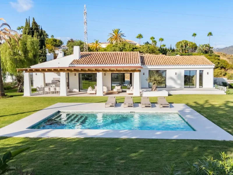 House - Detached Villa в продаже в Marbella, Málaga. В доме 5 спален и 4 ванных комнат. Площадь дома 316 м². Площадь участка 2077 м²
