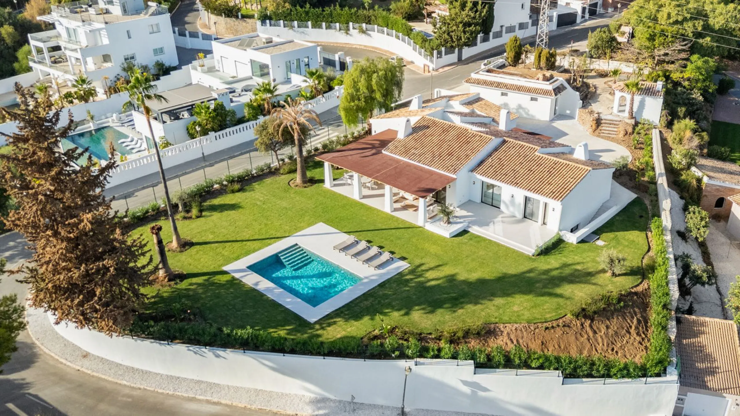 House - Detached Villa в продаже в Marbella, Málaga. В доме 5 спален и 4 ванных комнат. Площадь дома 316 м². Площадь участка 2077 м²
