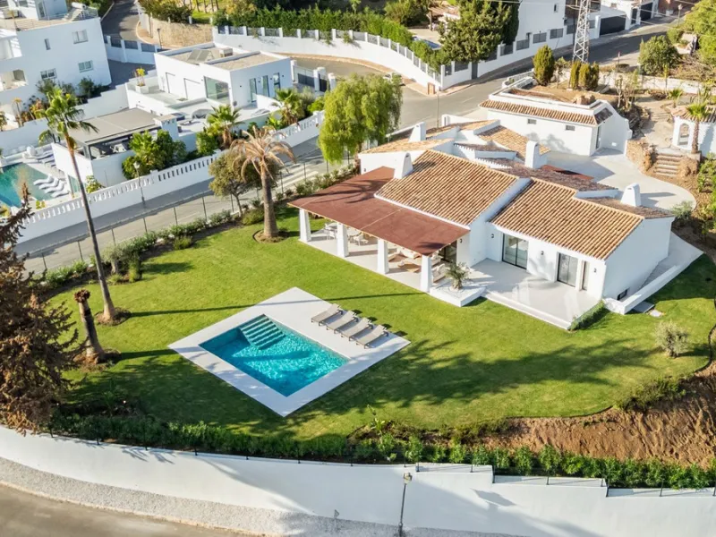 House - Detached Villa в продаже в Marbella, Málaga. В доме 5 спален и 4 ванных комнат. Площадь дома 316 м². Площадь участка 2077 м²