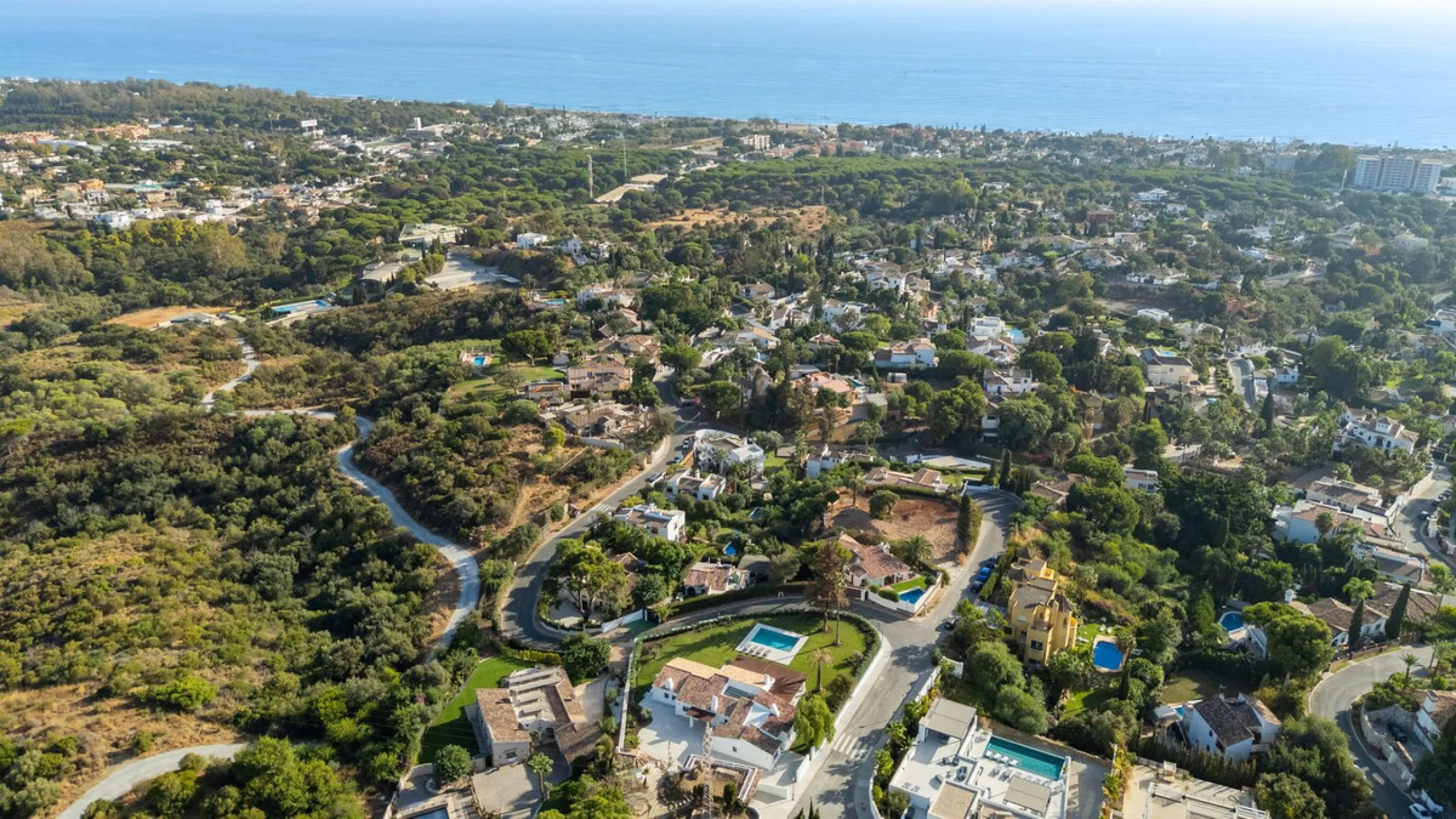 House - Detached Villa в продаже в Marbella, Málaga. В доме 5 спален и 4 ванных комнат. Площадь дома 316 м². Площадь участка 2077 м²