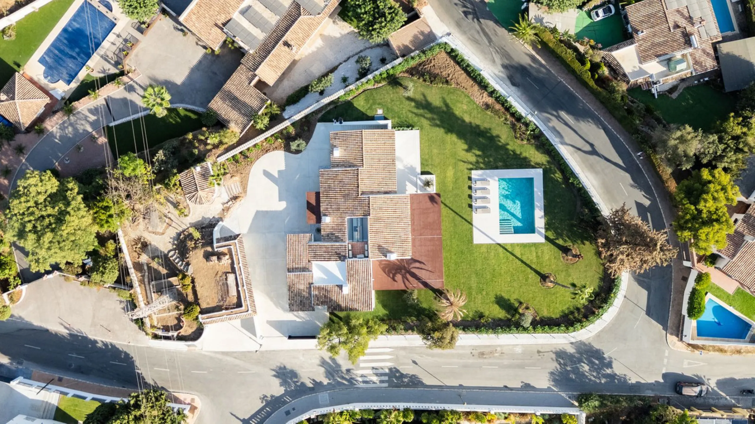 House - Detached Villa в продаже в Marbella, Málaga. В доме 5 спален и 4 ванных комнат. Площадь дома 316 м². Площадь участка 2077 м²