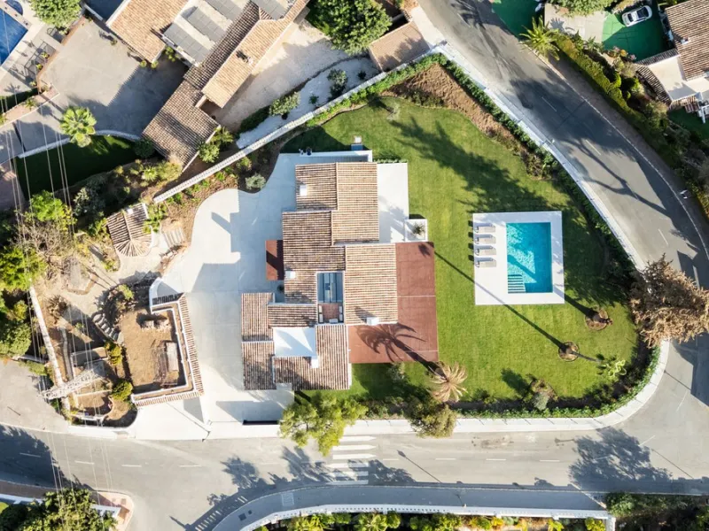 House - Detached Villa в продаже в Marbella, Málaga. В доме 5 спален и 4 ванных комнат. Площадь дома 316 м². Площадь участка 2077 м²