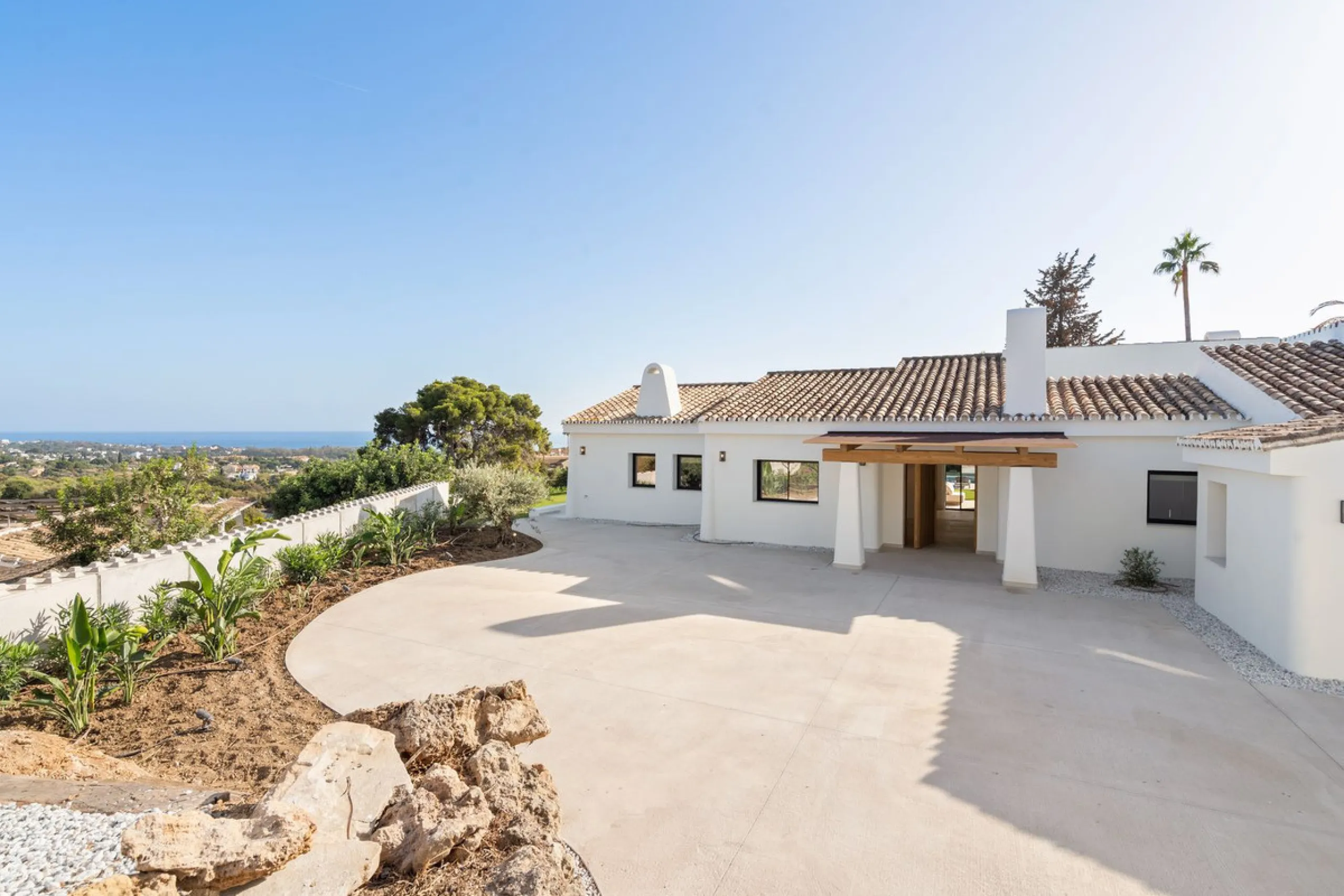 House - Detached Villa в продаже в Marbella, Málaga. В доме 5 спален и 4 ванных комнат. Площадь дома 316 м². Площадь участка 2077 м²
