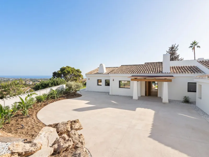 House - Detached Villa в продаже в Marbella, Málaga. В доме 5 спален и 4 ванных комнат. Площадь дома 316 м². Площадь участка 2077 м²