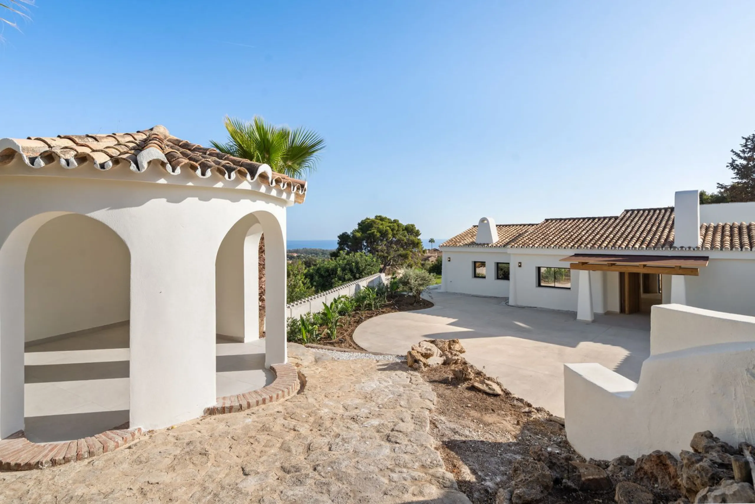 House - Detached Villa в продаже в Marbella, Málaga. В доме 5 спален и 4 ванных комнат. Площадь дома 316 м². Площадь участка 2077 м²