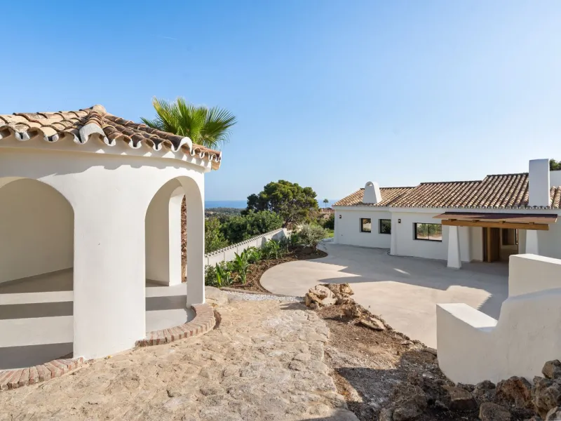 House - Detached Villa в продаже в Marbella, Málaga. В доме 5 спален и 4 ванных комнат. Площадь дома 316 м². Площадь участка 2077 м²