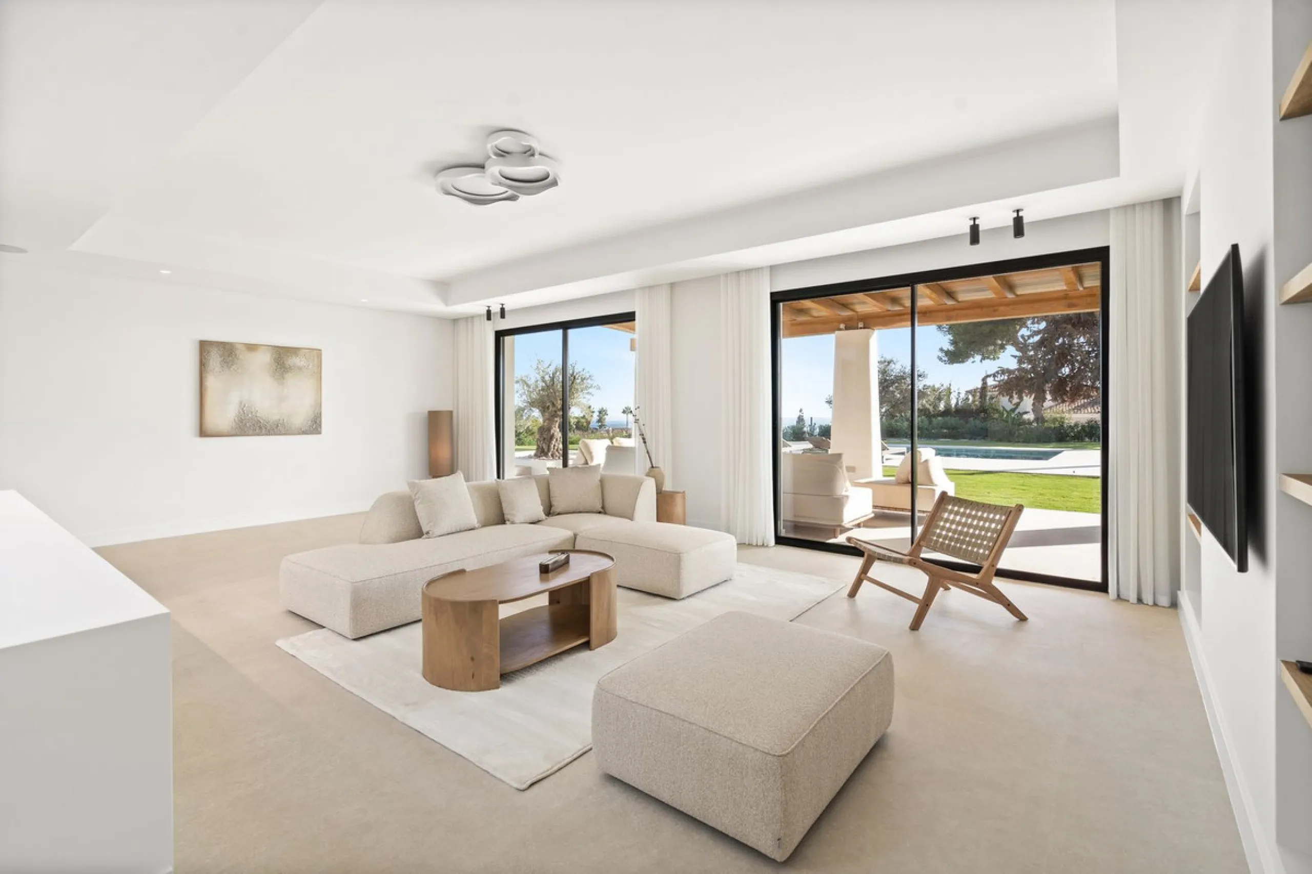 House - Detached Villa в продаже в Marbella, Málaga. В доме 5 спален и 4 ванных комнат. Площадь дома 316 м². Площадь участка 2077 м²