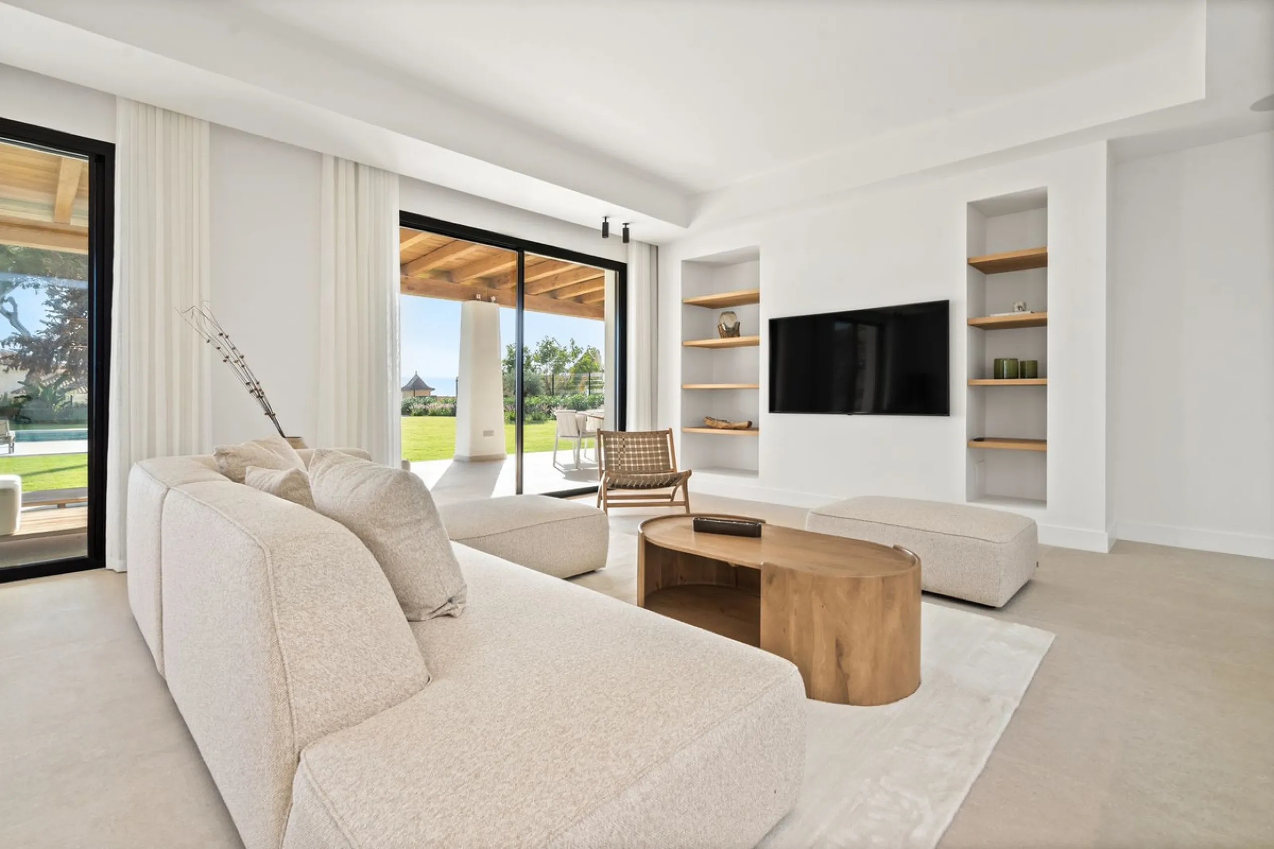 House - Detached Villa в продаже в Marbella, Málaga. В доме 5 спален и 4 ванных комнат. Площадь дома 316 м². Площадь участка 2077 м²