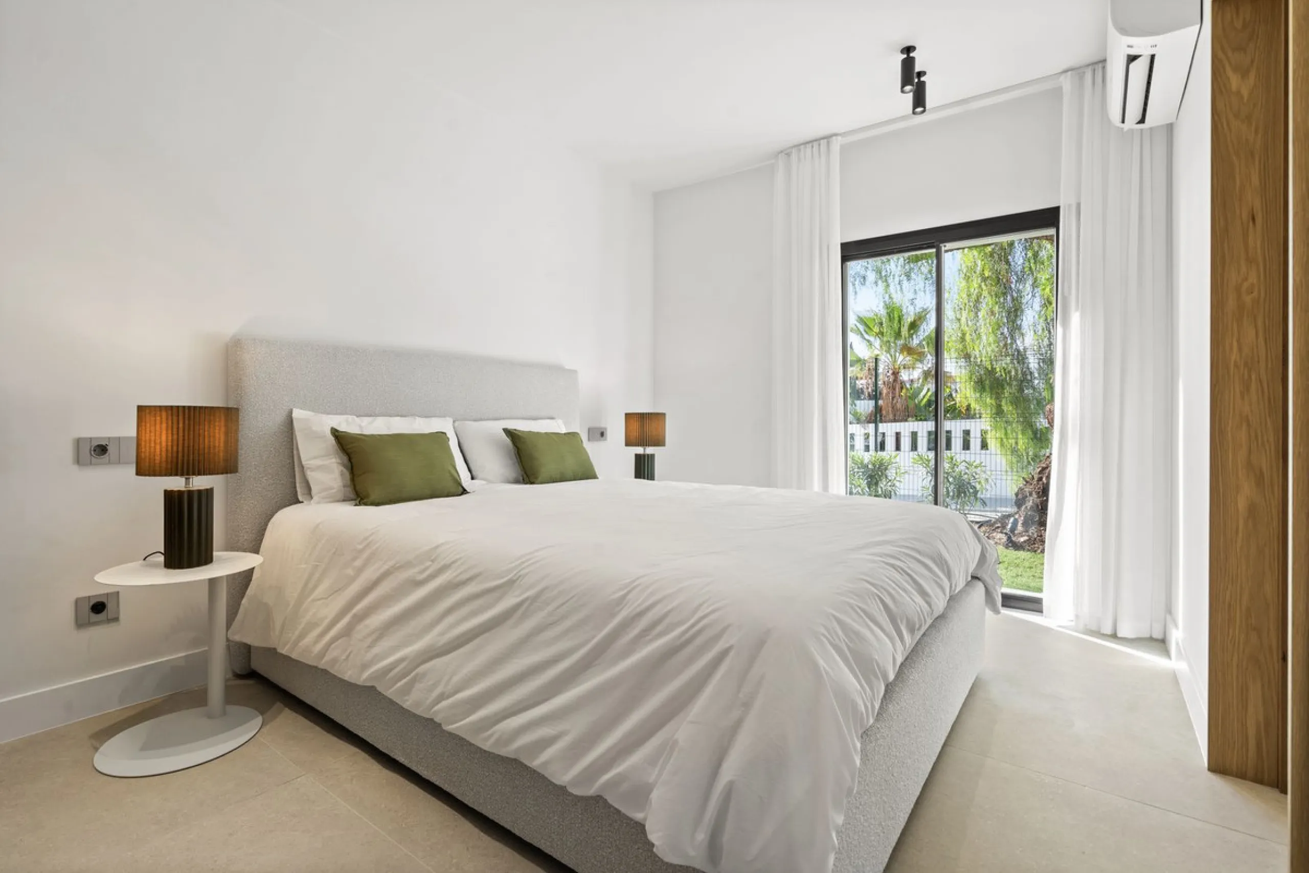 House - Detached Villa в продаже в Marbella, Málaga. В доме 5 спален и 4 ванных комнат. Площадь дома 316 м². Площадь участка 2077 м²