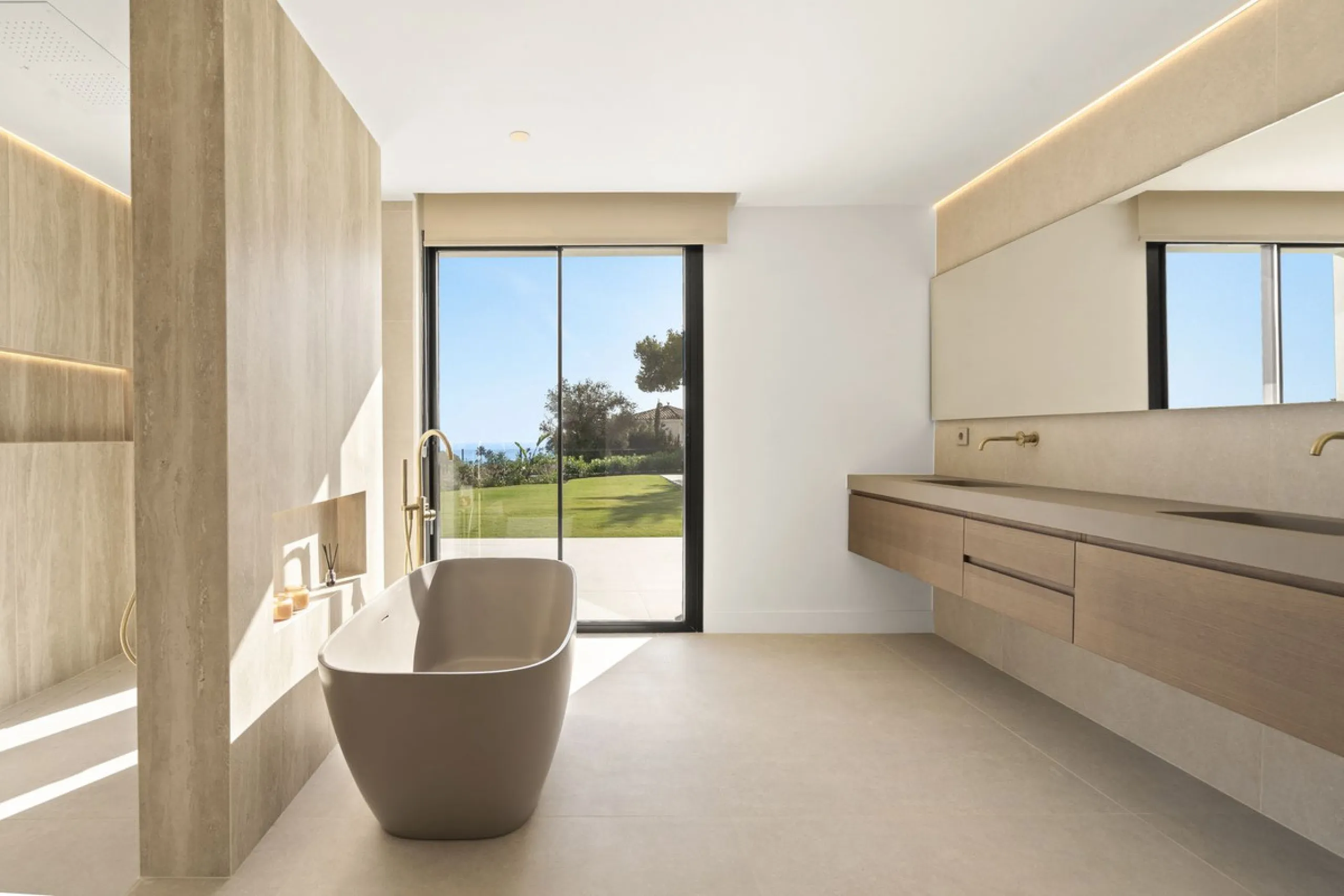 House - Detached Villa в продаже в Marbella, Málaga. В доме 5 спален и 4 ванных комнат. Площадь дома 316 м². Площадь участка 2077 м²