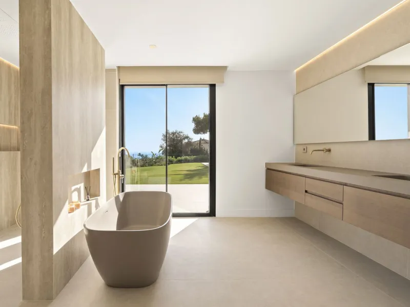 House - Detached Villa в продаже в Marbella, Málaga. В доме 5 спален и 4 ванных комнат. Площадь дома 316 м². Площадь участка 2077 м²