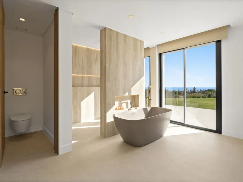 House - Detached Villa в продаже в Marbella, Málaga. В доме 5 спален и 4 ванных комнат. Площадь дома 316 м². Площадь участка 2077 м²