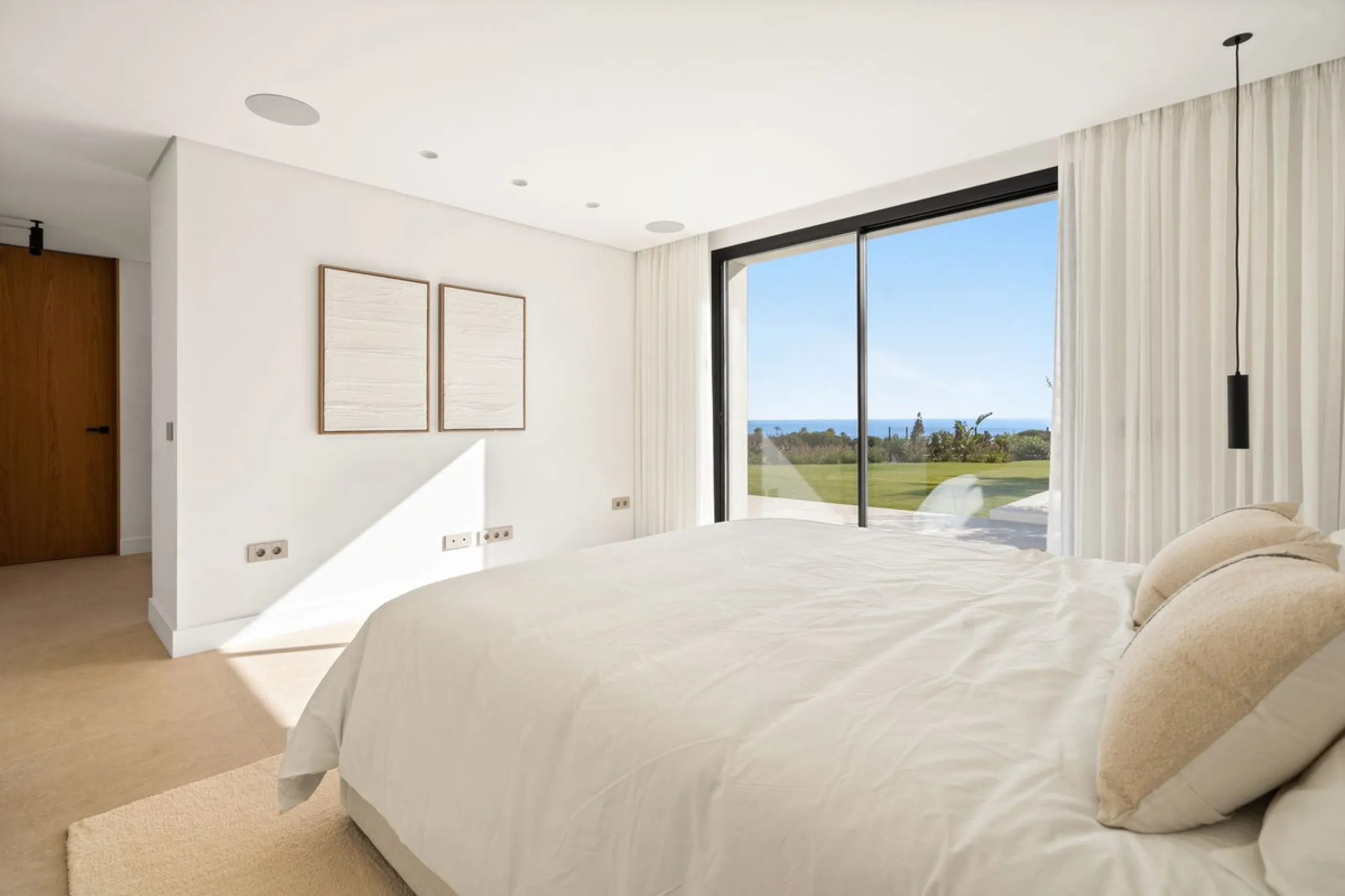 House - Detached Villa в продаже в Marbella, Málaga. В доме 5 спален и 4 ванных комнат. Площадь дома 316 м². Площадь участка 2077 м²