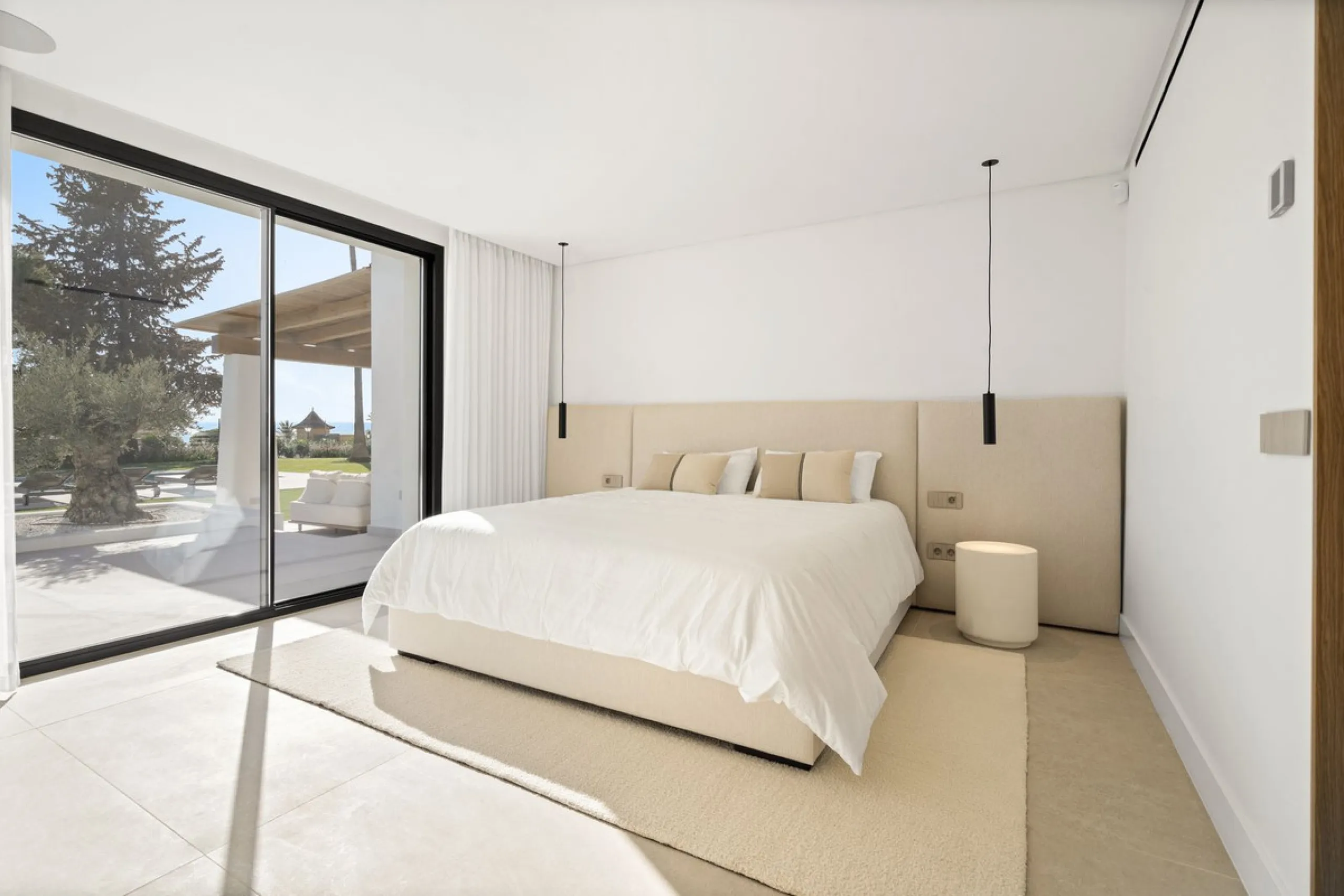 House - Detached Villa в продаже в Marbella, Málaga. В доме 5 спален и 4 ванных комнат. Площадь дома 316 м². Площадь участка 2077 м²
