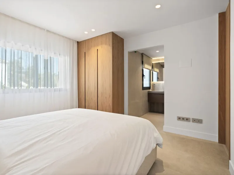 House - Detached Villa в продаже в Marbella, Málaga. В доме 5 спален и 4 ванных комнат. Площадь дома 316 м². Площадь участка 2077 м²