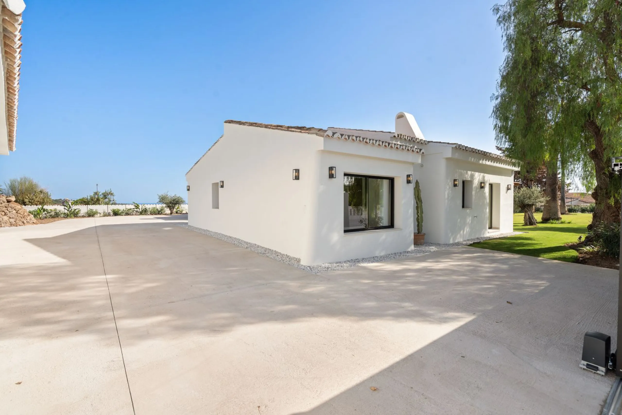 House - Detached Villa в продаже в Marbella, Málaga. В доме 5 спален и 4 ванных комнат. Площадь дома 316 м². Площадь участка 2077 м²