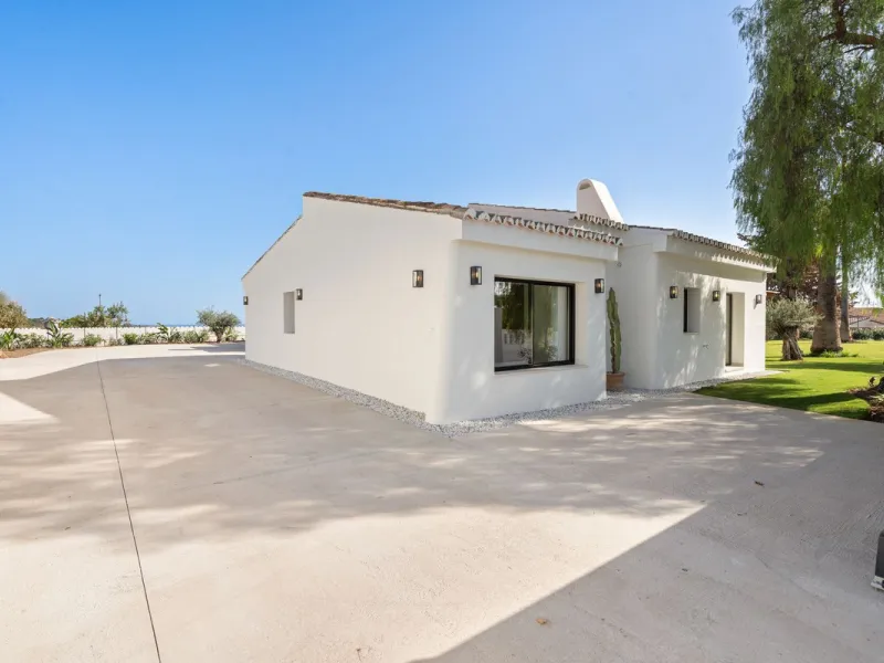 House - Detached Villa в продаже в Marbella, Málaga. В доме 5 спален и 4 ванных комнат. Площадь дома 316 м². Площадь участка 2077 м²