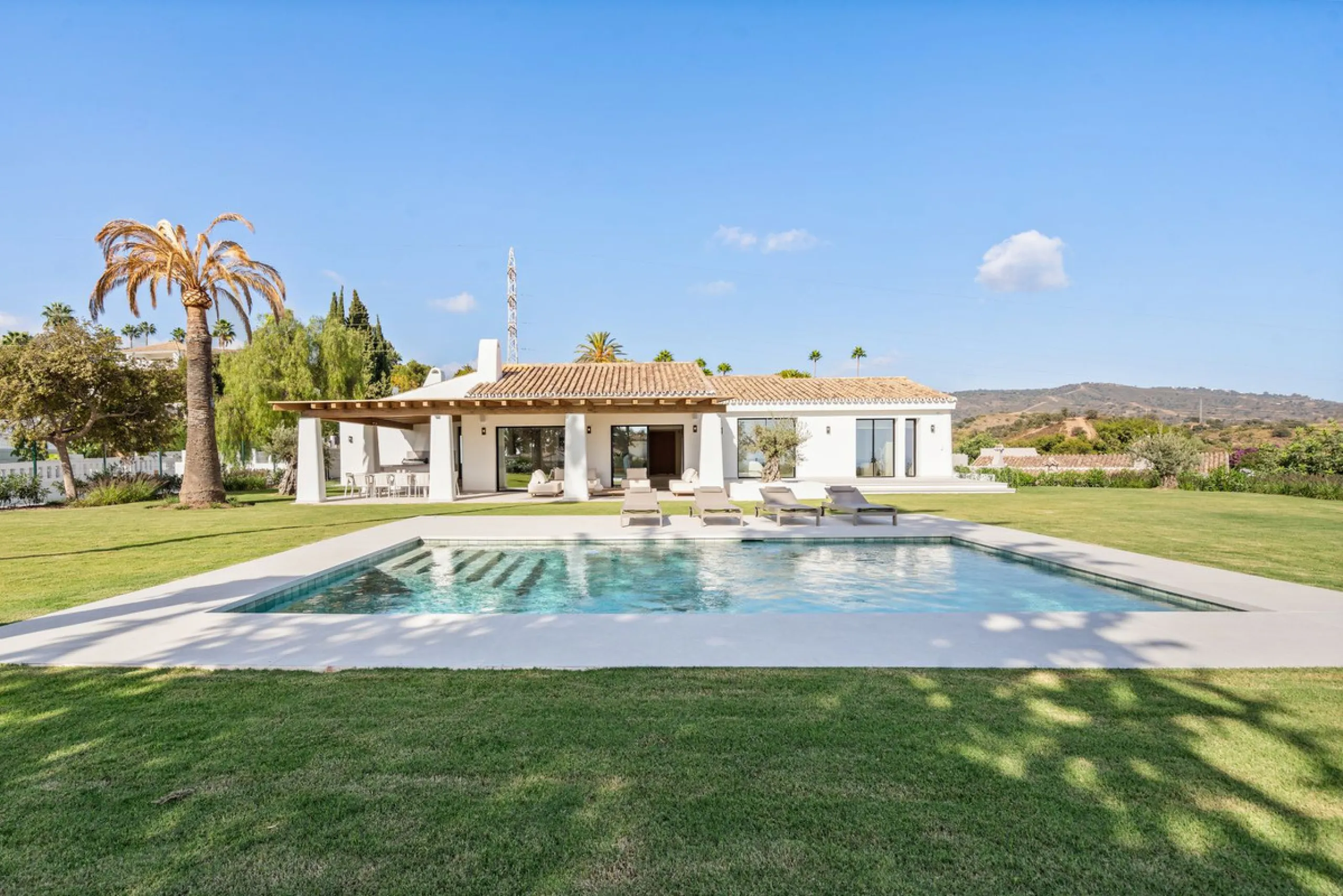 House - Detached Villa в продаже в Marbella, Málaga. В доме 5 спален и 4 ванных комнат. Площадь дома 316 м². Площадь участка 2077 м²