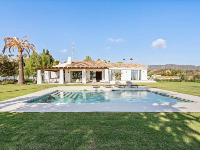 House - Detached Villa в продаже в Marbella, Málaga. В доме 5 спален и 4 ванных комнат. Площадь дома 316 м². Площадь участка 2077 м²